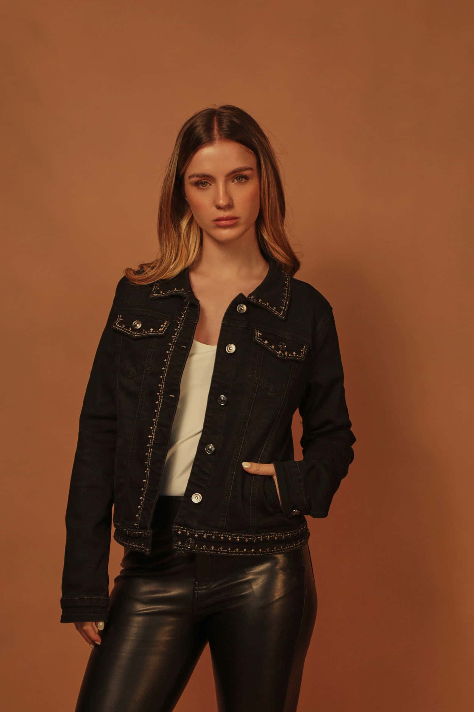 CHAQUETA DENIM NEGRA BORDADO BRILLANTE