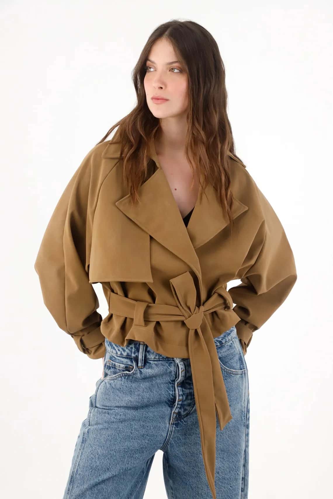 Chaqueta para mujer en poliéster camel fit relajado con cinturón