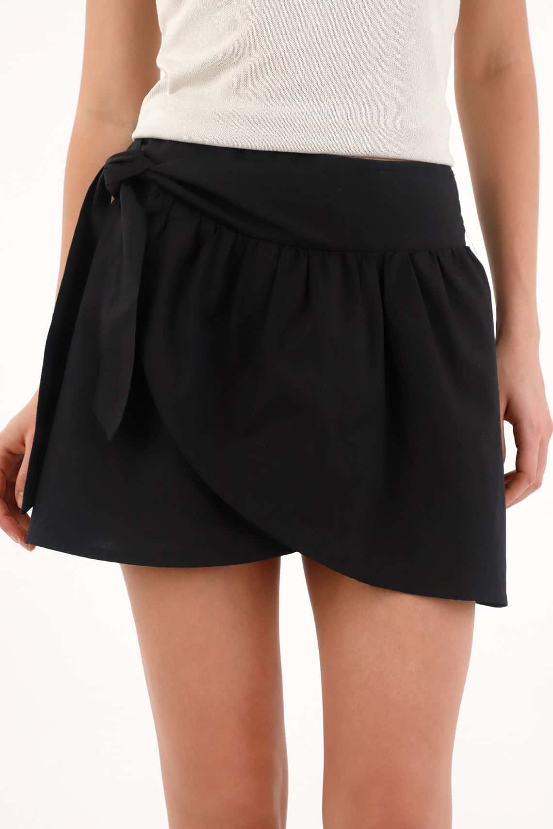Falda corta con tapa cruzada negra para mujer