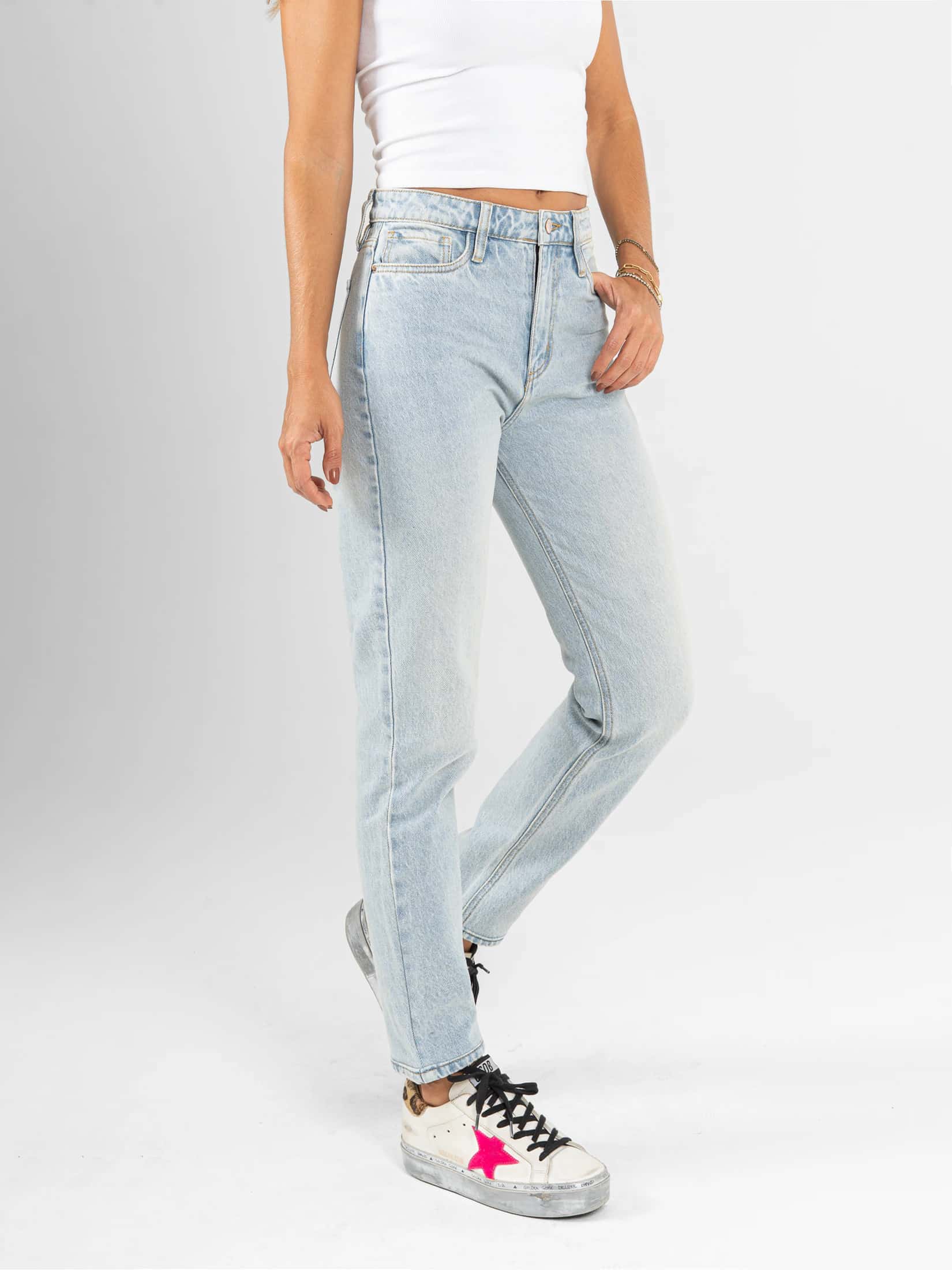 Ref: 066492 Jean Mom fit, rígido, tiro alto, tono azul claro.