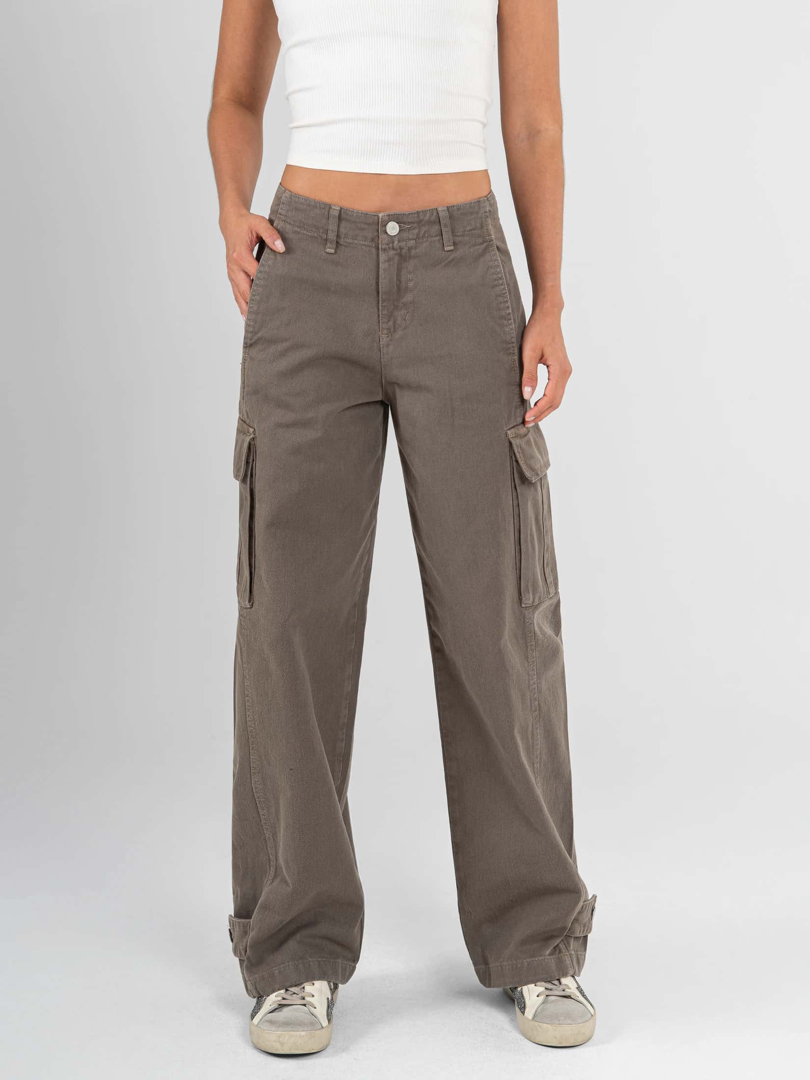 Ref: 0620485 Pantalón Cargo rígido, tiro alto, tono verde, diseño con bolsillos laterales