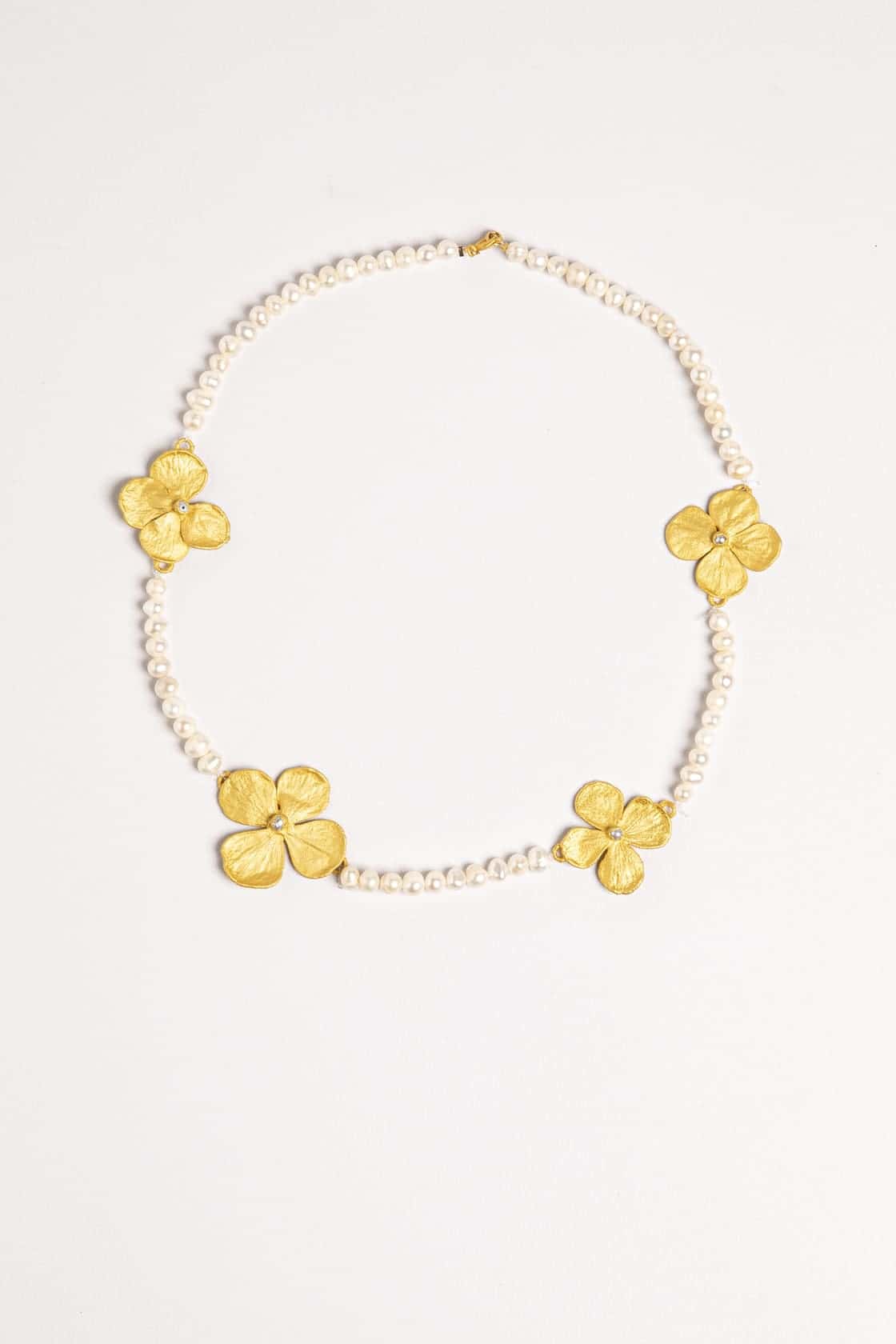 MINI HYDRANGEAS AND PEARL NECKLACE SHORT