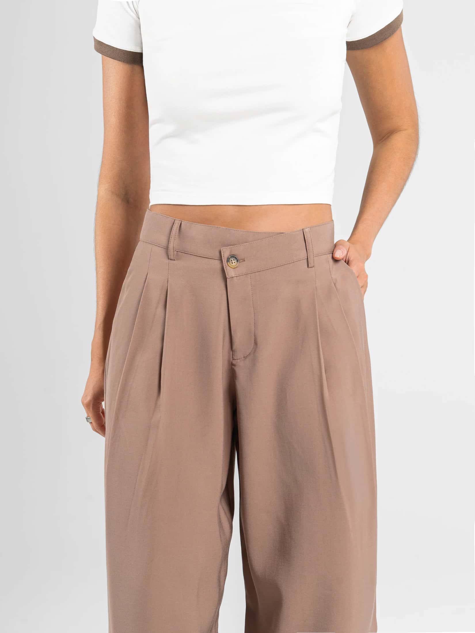 Ref: 0620580 Pantalón mom flare, tejido plano liviano, prenses, detalle en pretina, tiro alto, tono cafe - miniatura 2