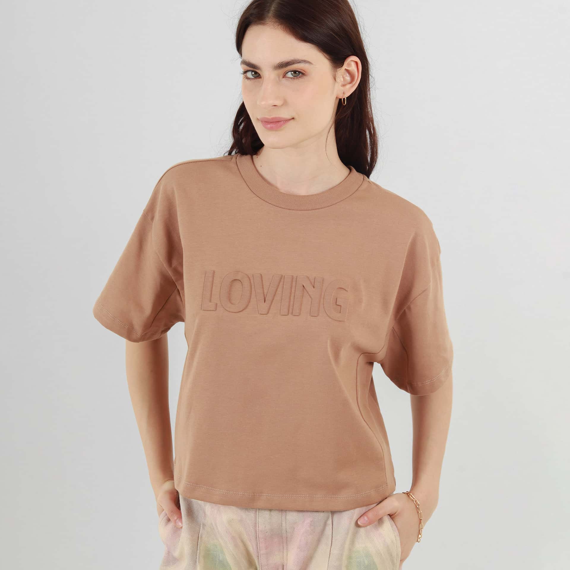 Camiseta cuello redondo manga corta rodada con estampado Loving