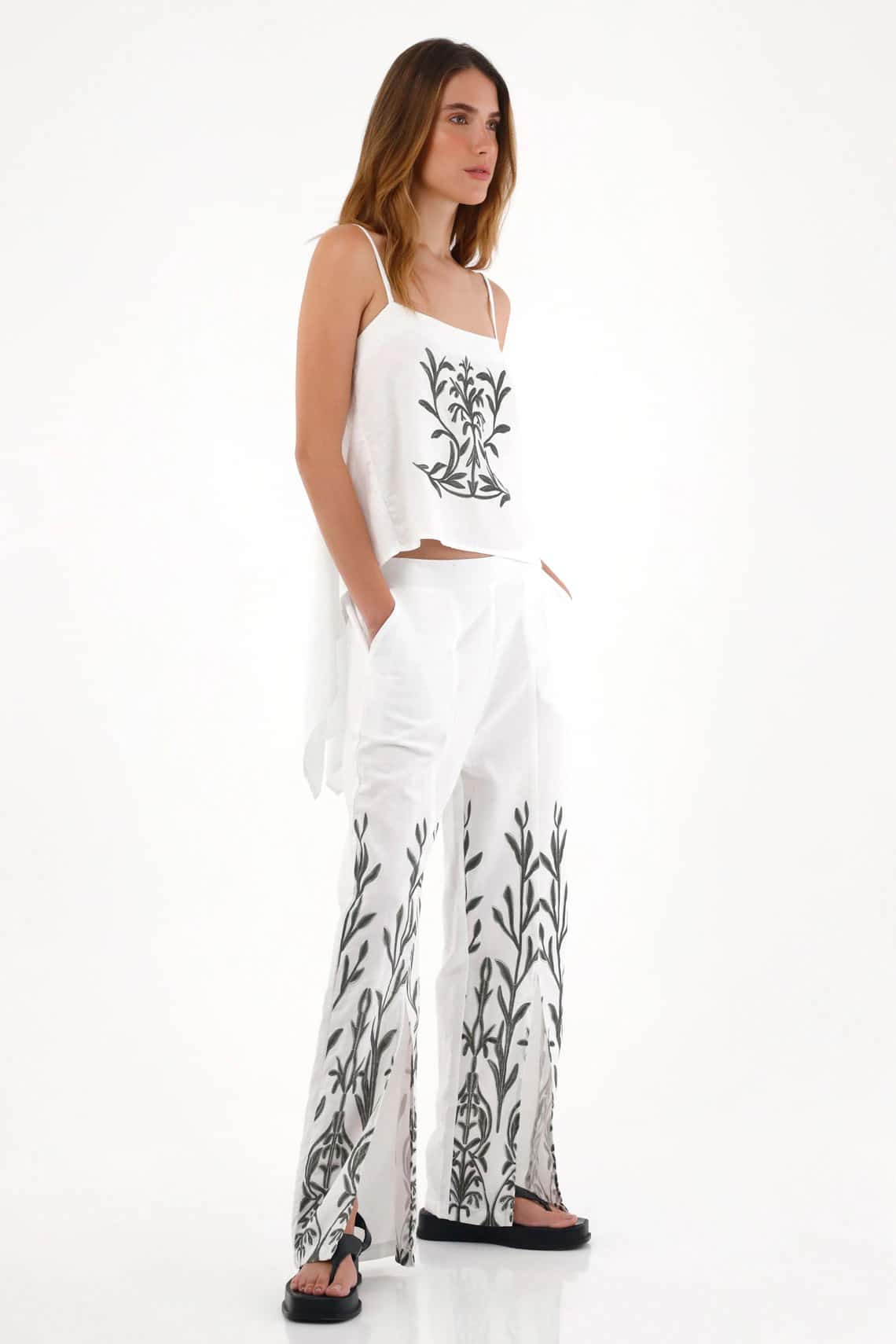 Pantalón Recto con efecto bordado blanco para mujer