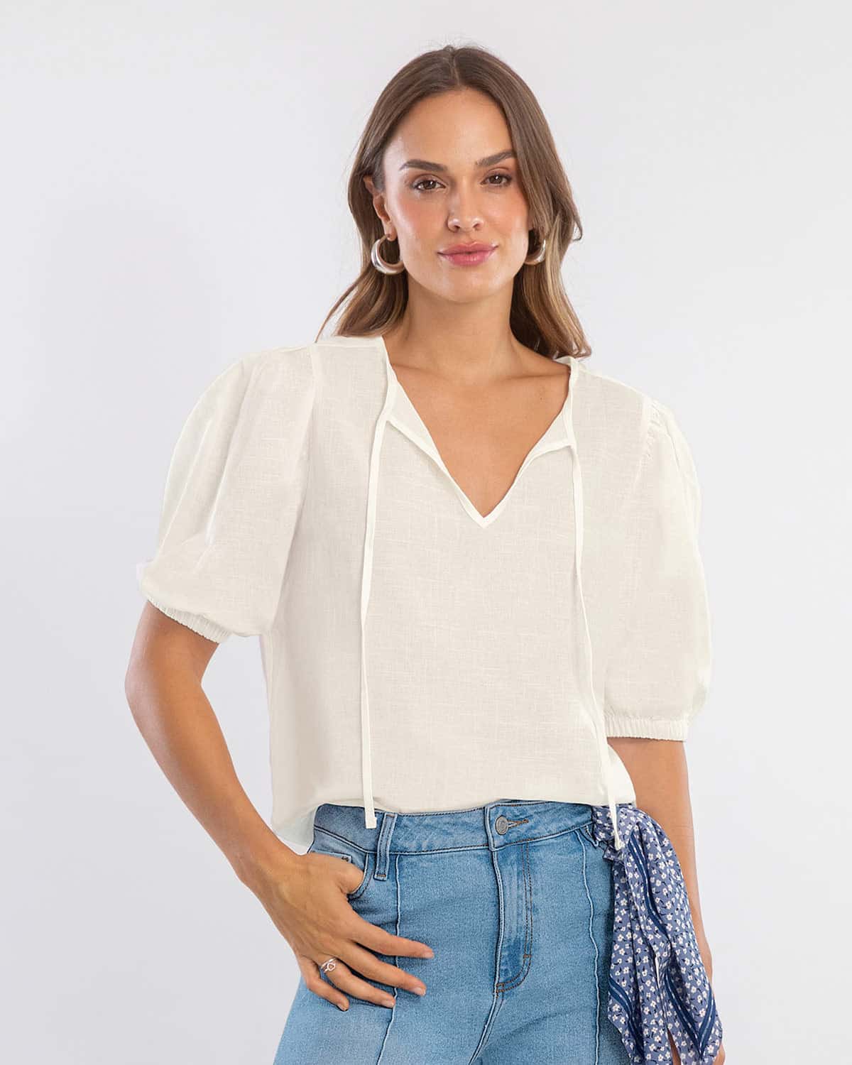 Blusa con tiras para anudar en escote