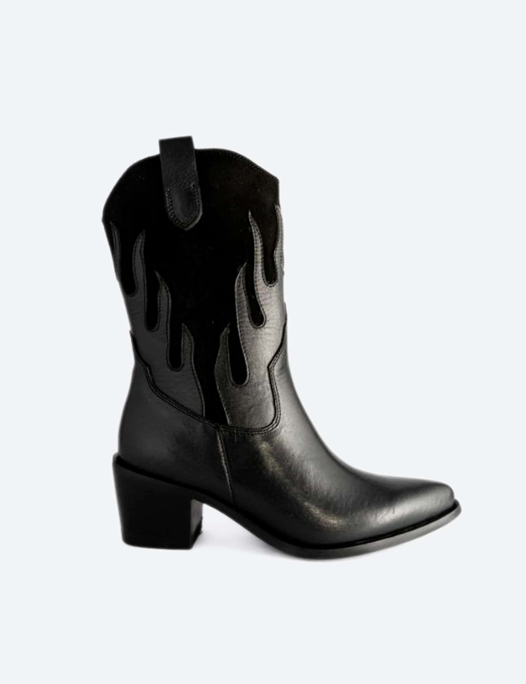 BOTA LLAMAS NEGRA