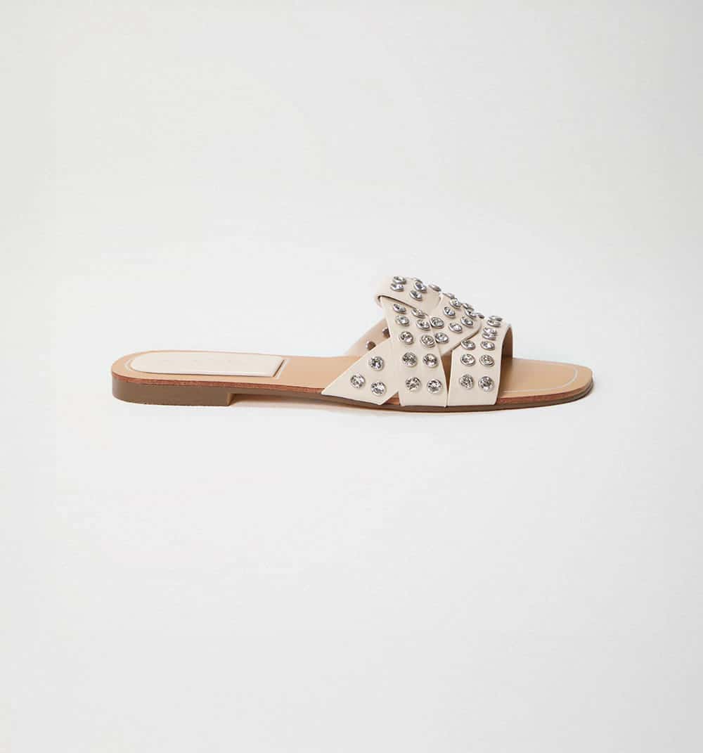 Sandalia cruzada con piedras brillantes