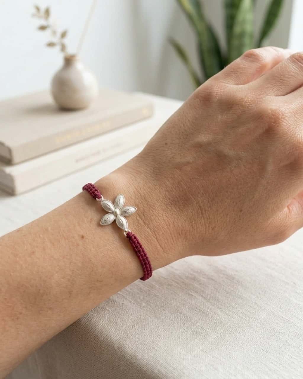 Pulsera Flor en Filigrana con Macramé Vinotinto