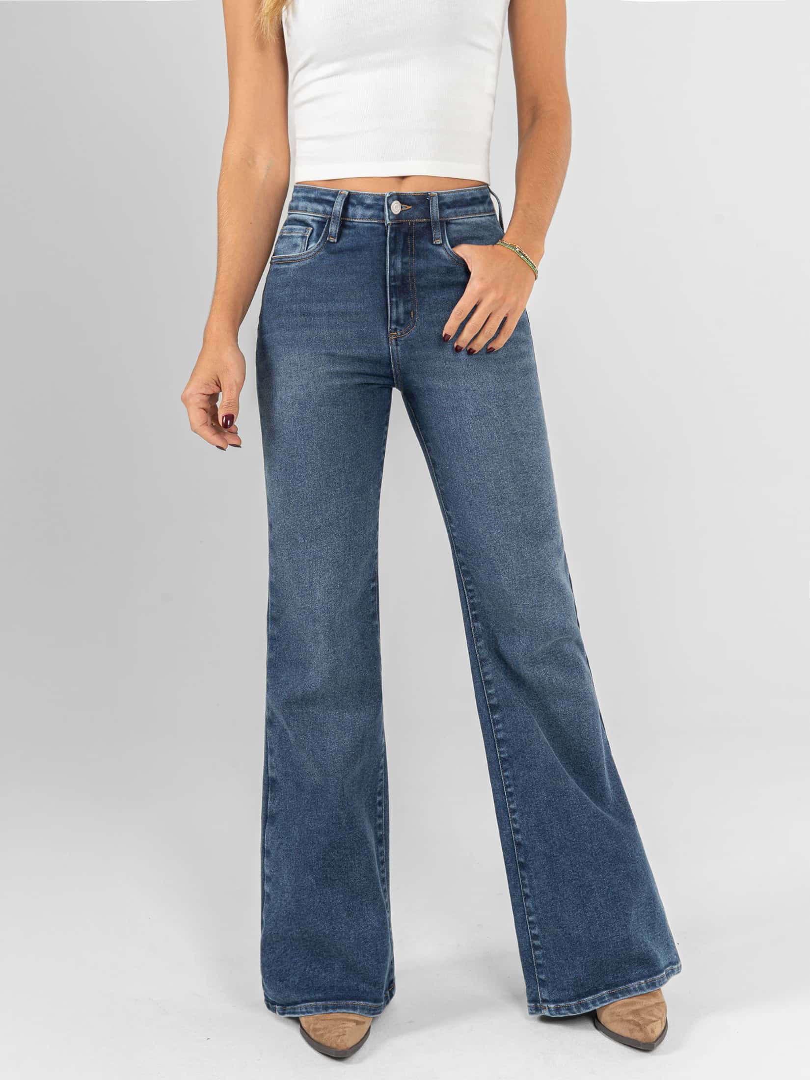 Ref: 065740 Jean flare stretch, bota ancha, tiro alto, tono azul medio oscuro.