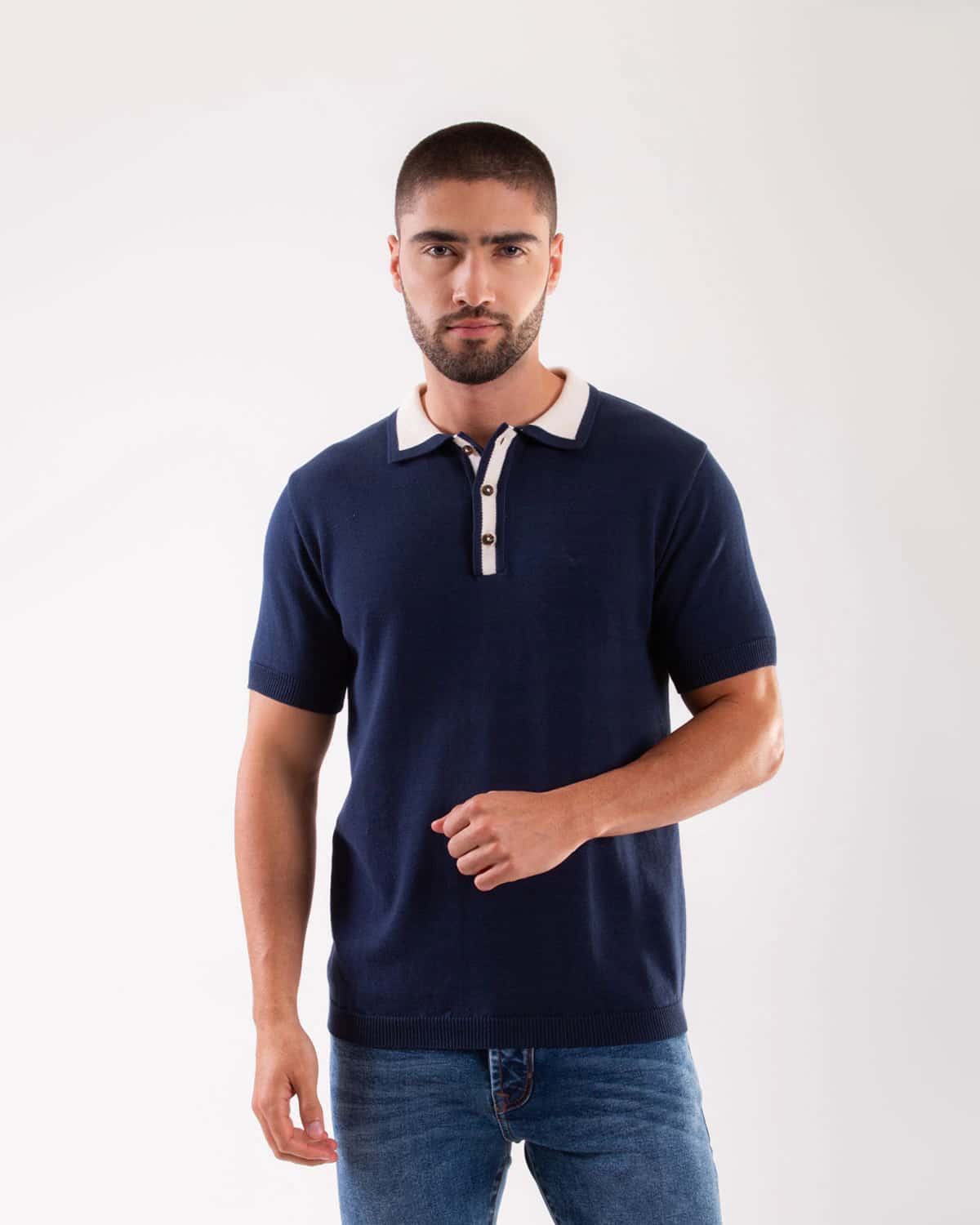 Polo azul tejida para hombre