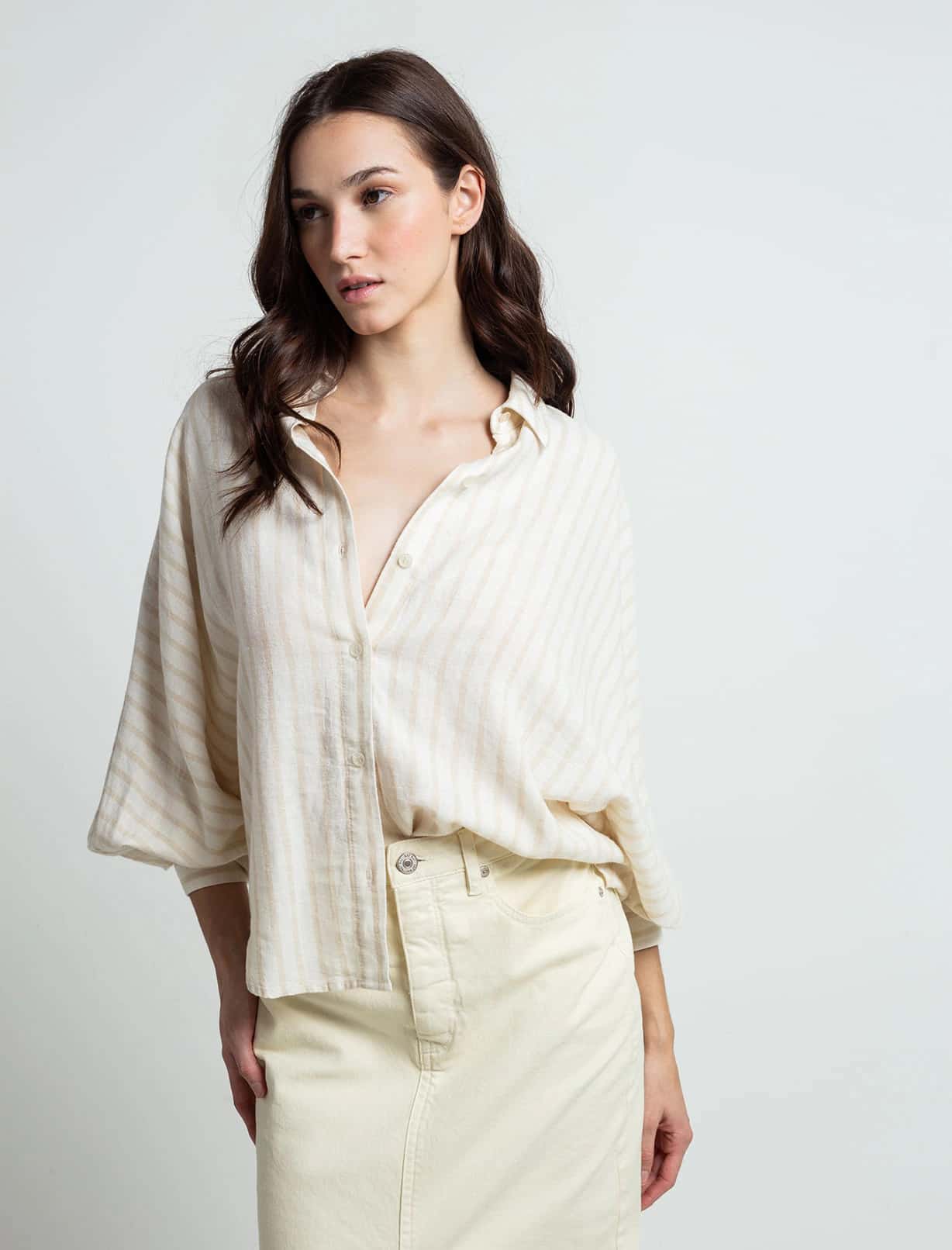 Camisa con diseño a rayas