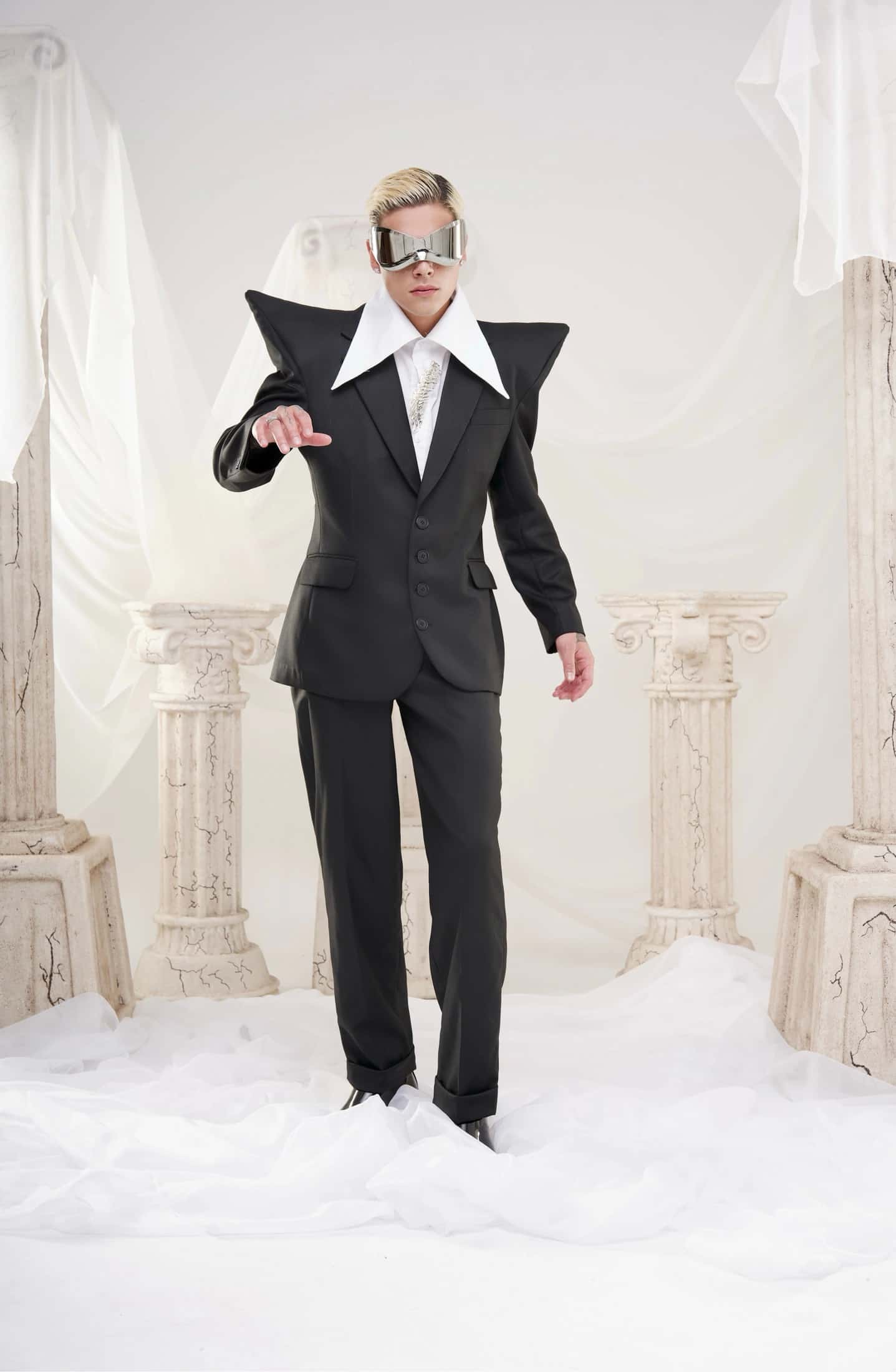 TRAJE VANGUARD
