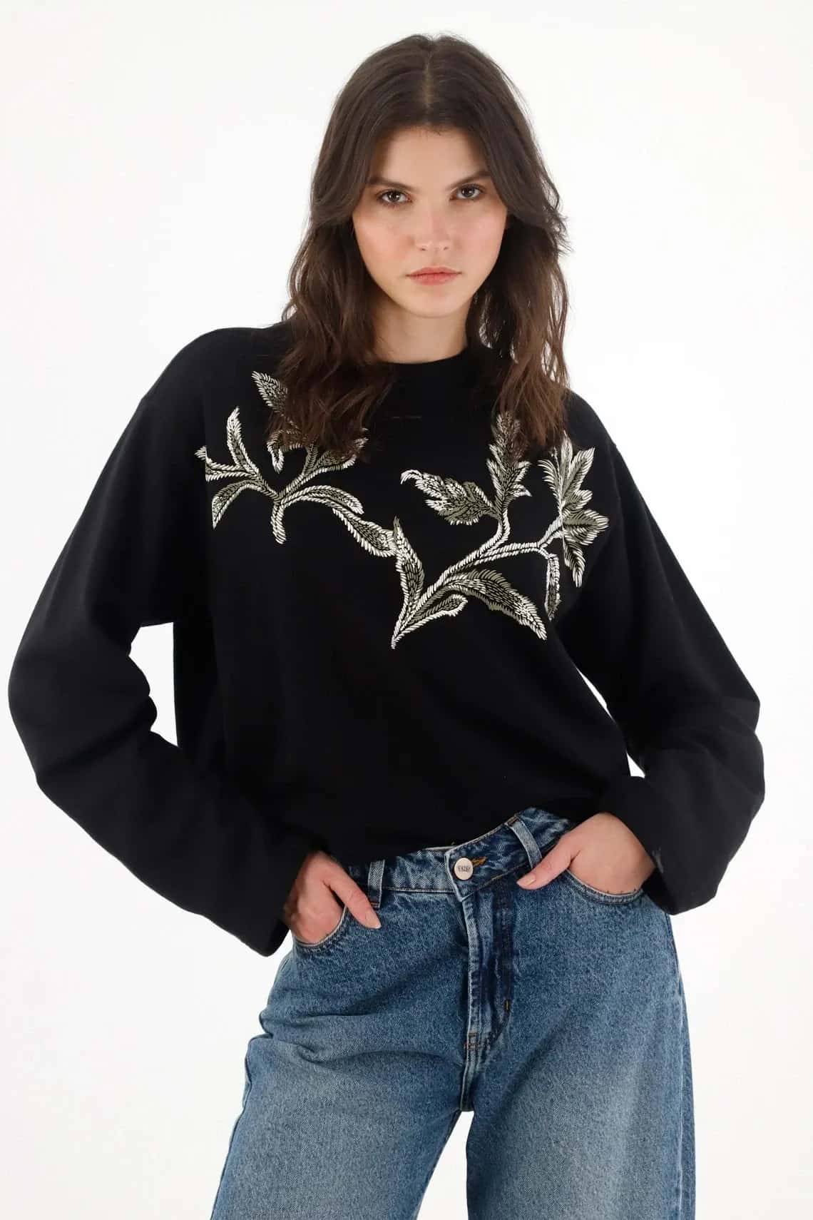 Buzo con detalle en frente negro para mujer