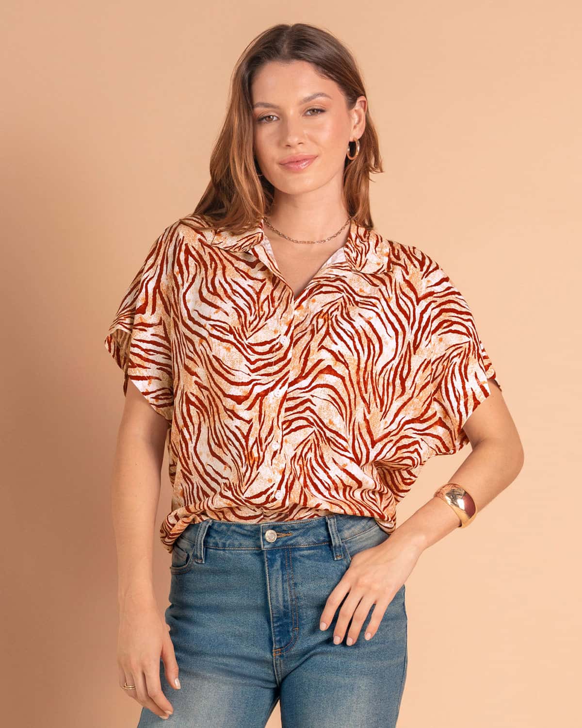 Blusa estampada de manga corta y cuello camisero