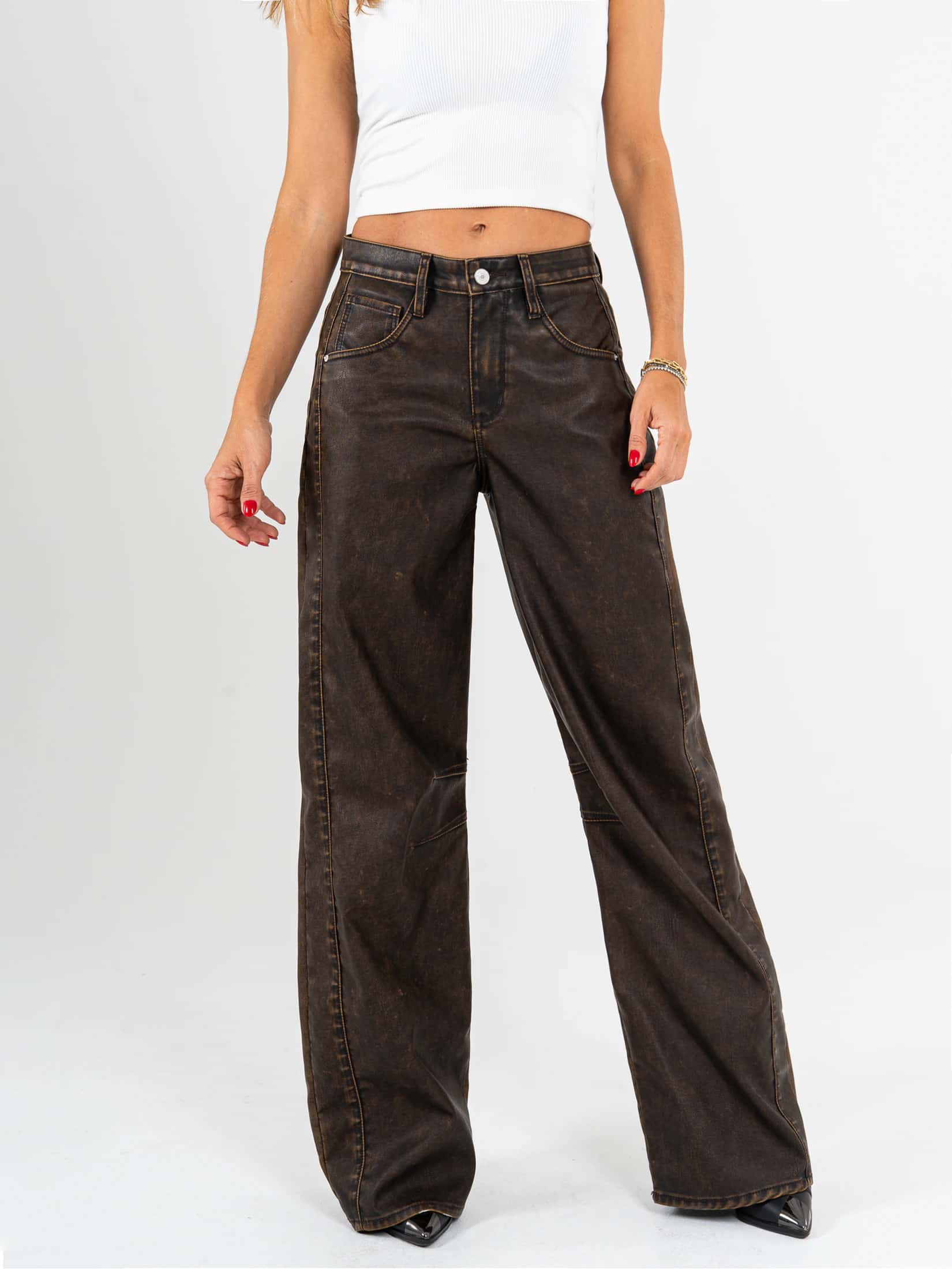 Ref: 0620035 Pantalón wide leg, rígido, tiro alto, diseño cinco bolsillos, con cortes, tipo cuero, tono cafe