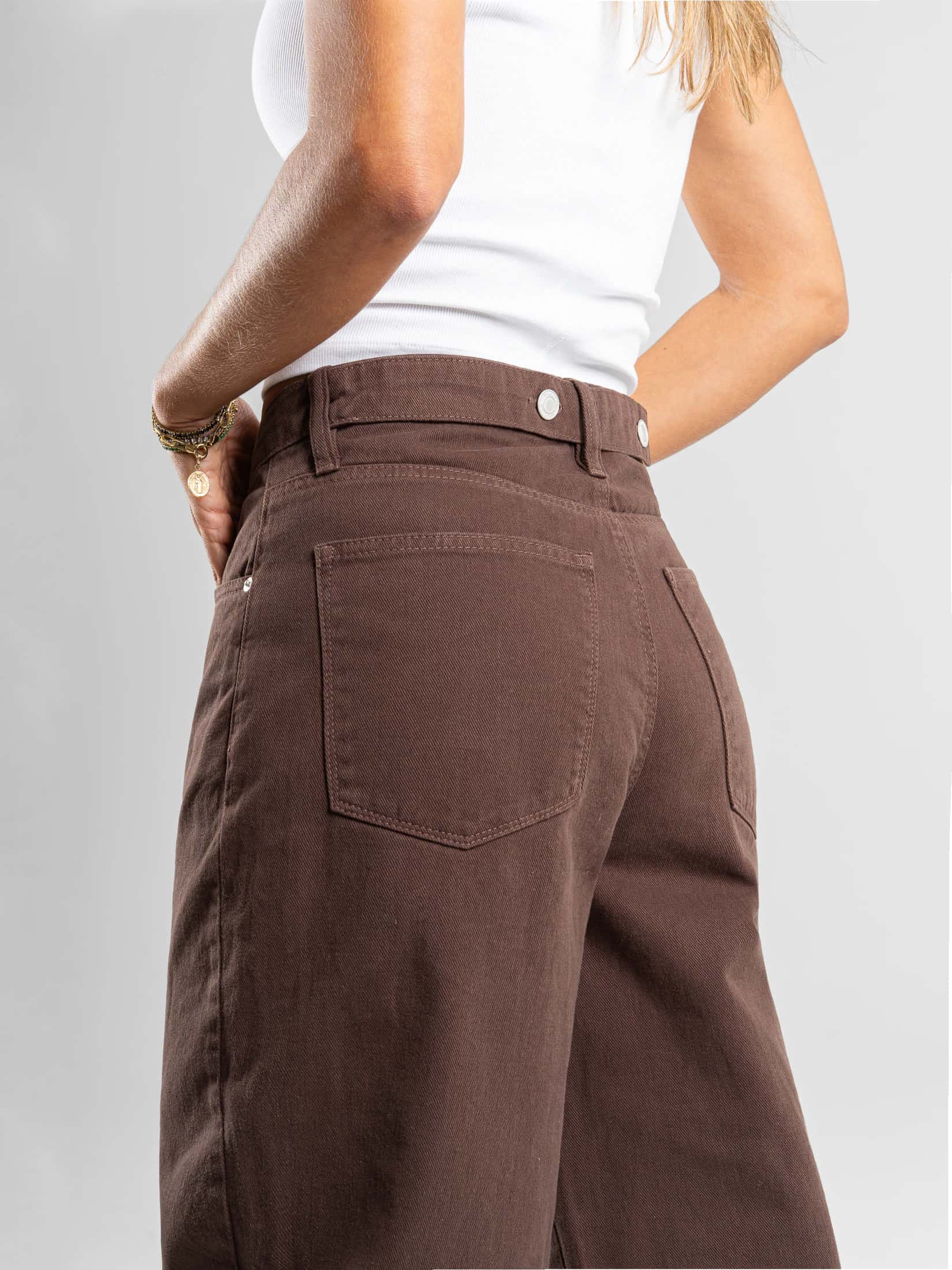 Ref: 0620522 Pantalón baggy cropped, detalle en bota y pretina, rígido, tiro alto, tono cafe. - miniatura 5