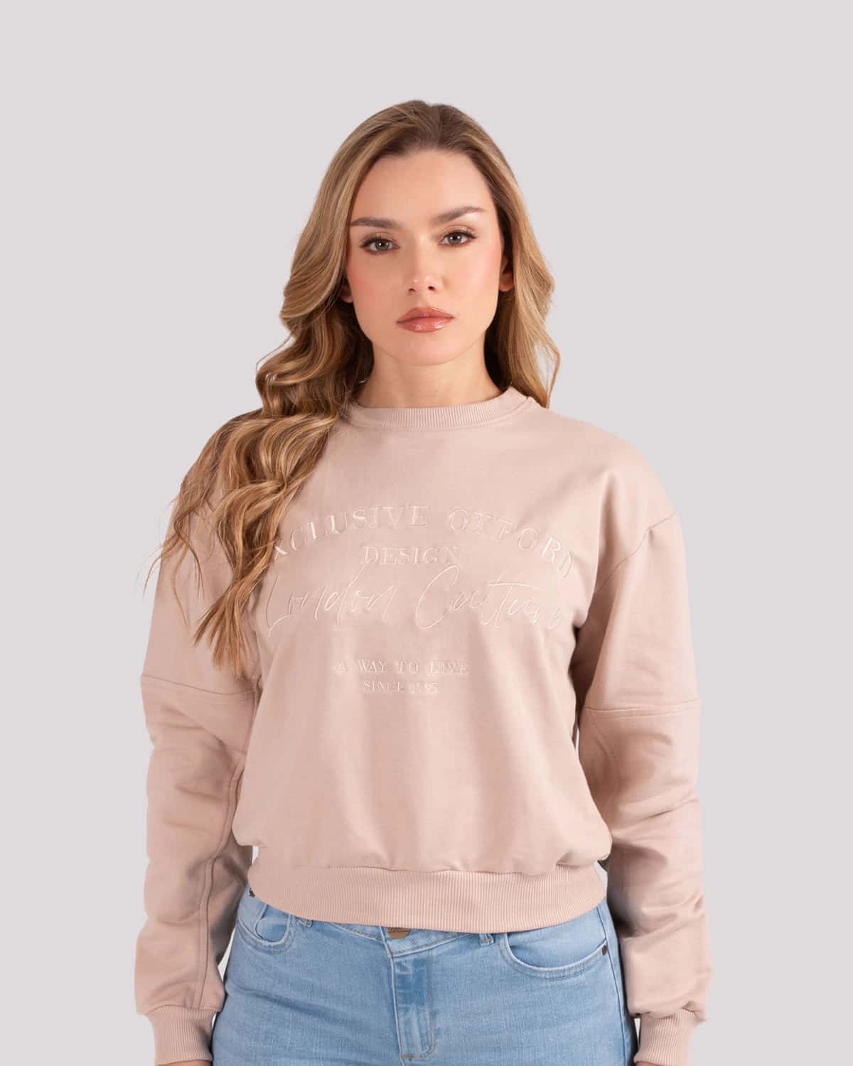 Buzo arena bordado frontal para mujer