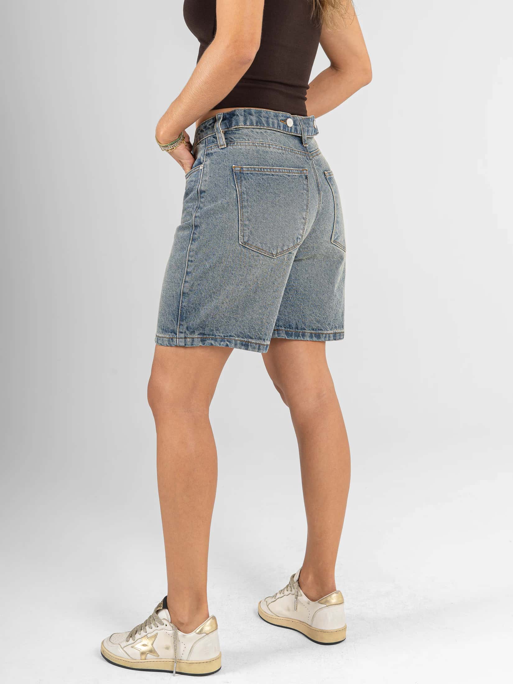 Ref: 066578 Bermuda en denim rígido, tiro alto, detalle en pretina, tono azul medio - miniatura 4