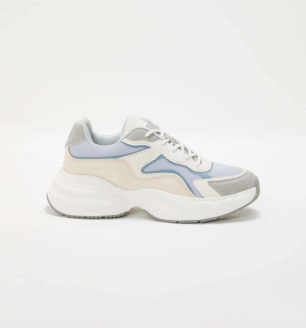 Tenis deportivo con textura en malla