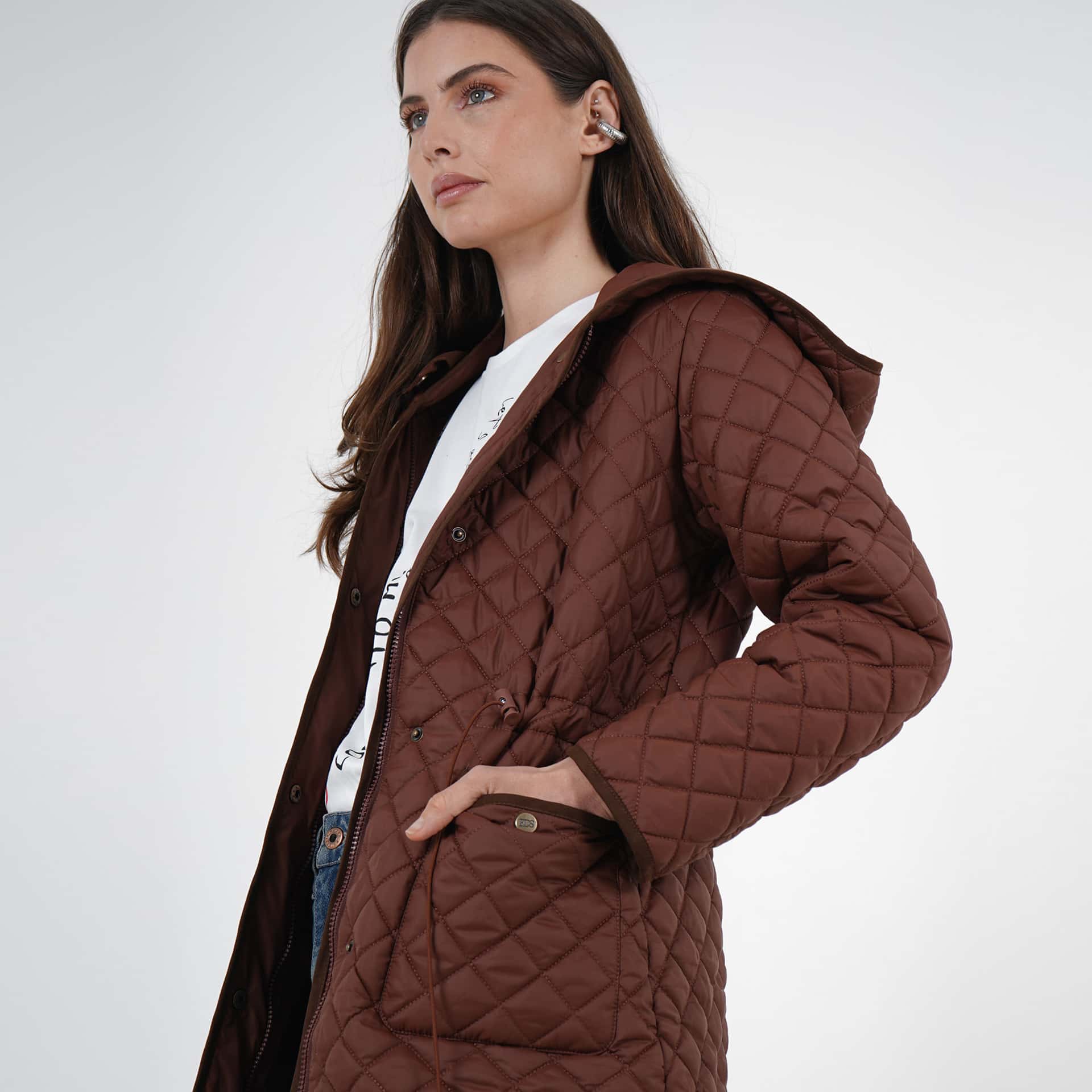 Chaqueta acolchada larga cuello alto con capucha y ajuste en cintura