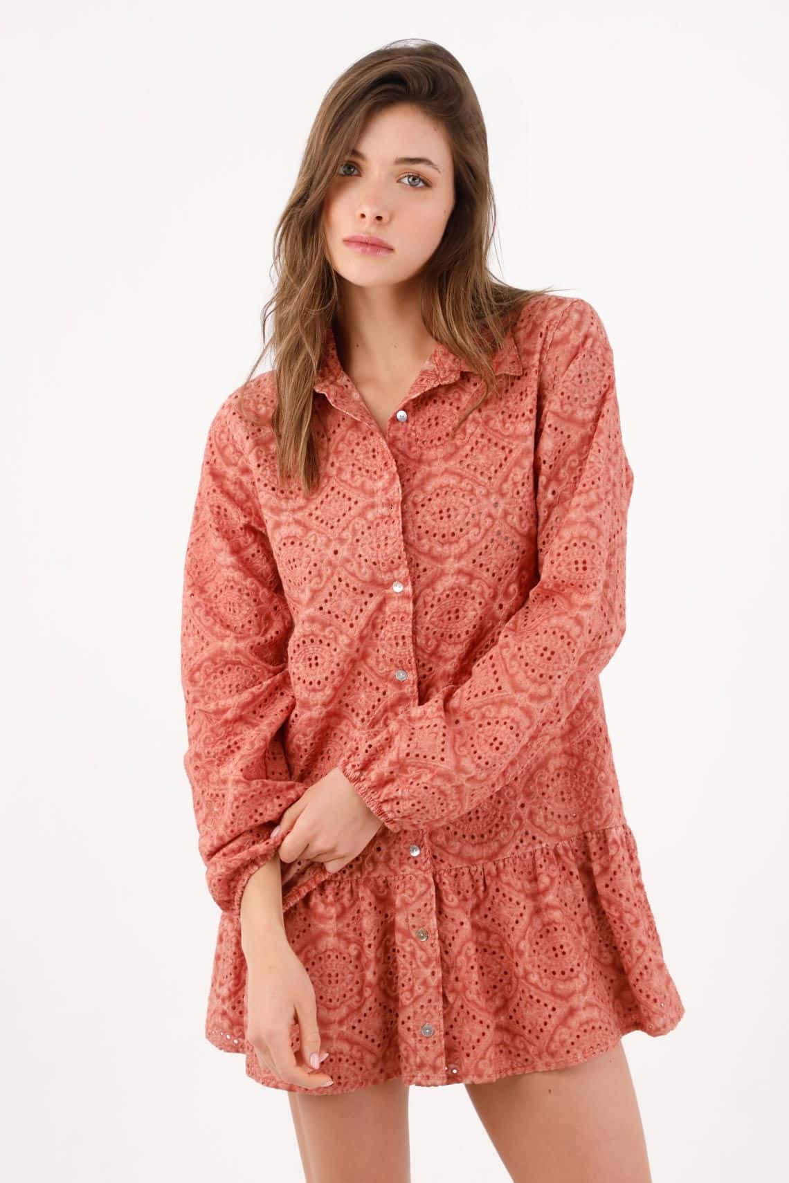 Vestido camisero relajado con broderie geométrico de algodón terracota para mujer