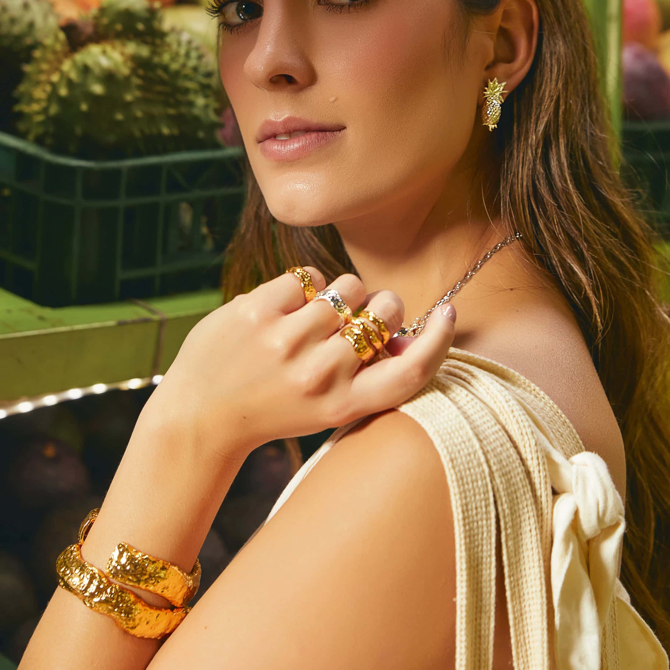 Anillo angosto con textura de piña