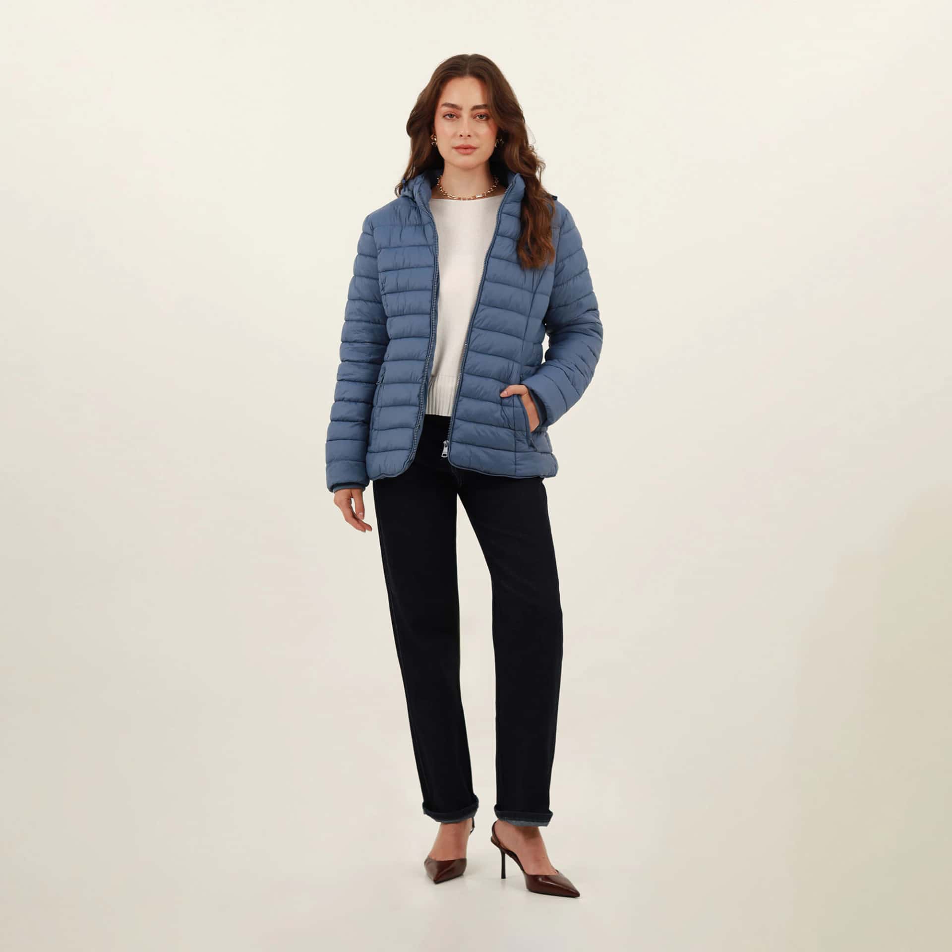 Chaqueta acolchada básica cuello alto con capucha