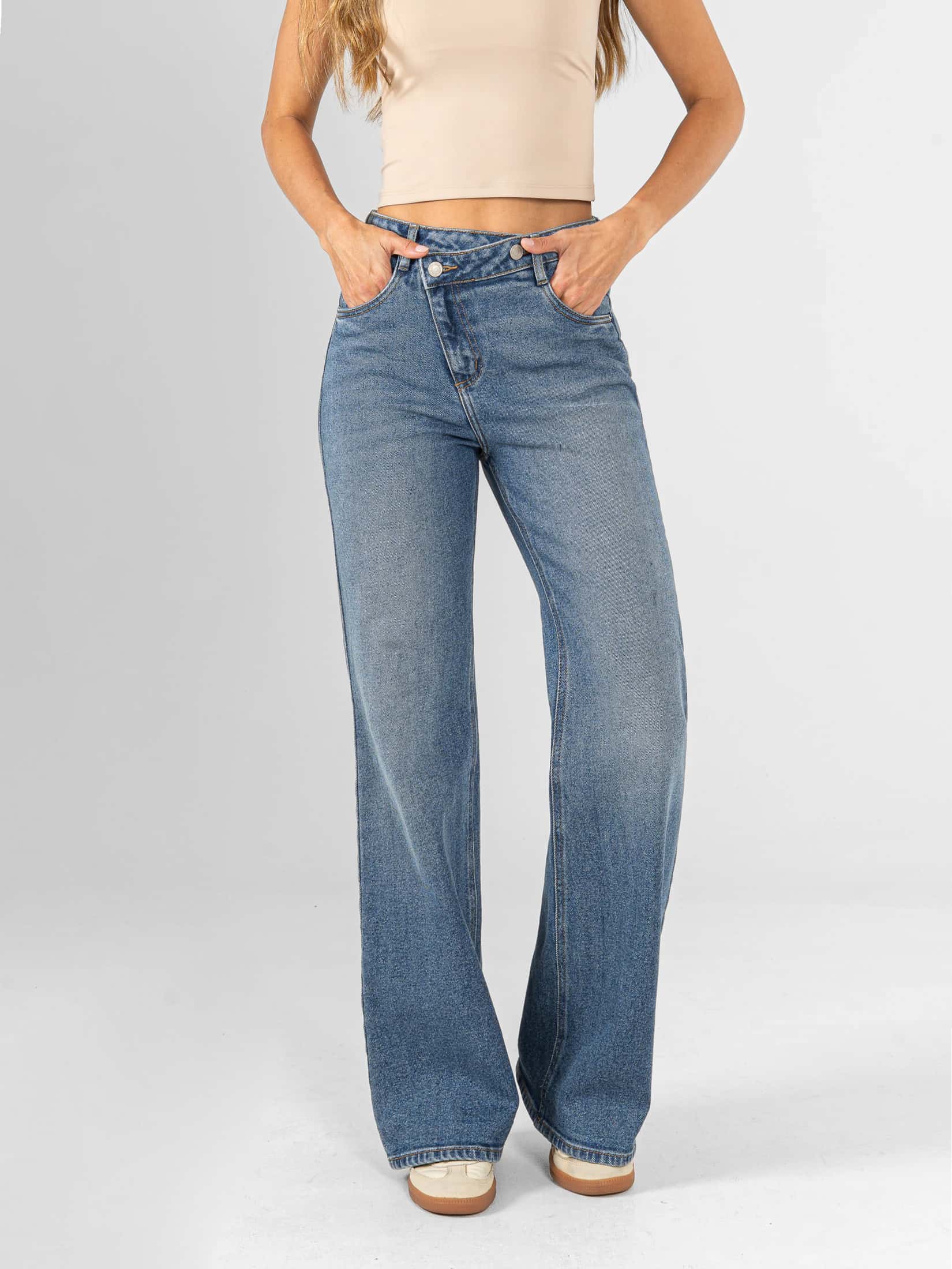 Ref: 066411 Jean mom flare, stretch, tiro alto, detalle en pretina, tono azul medio