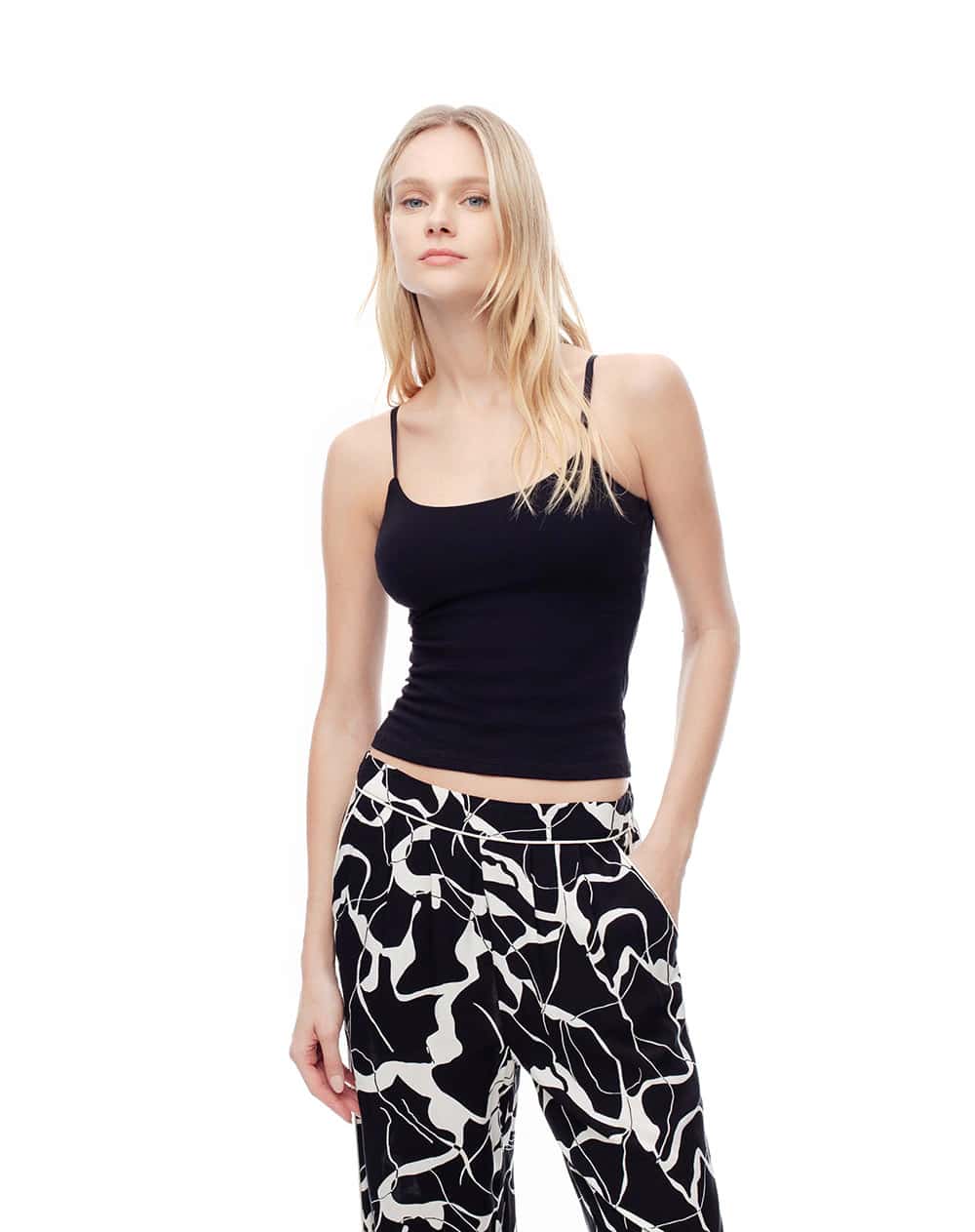 Camiseta tirantes slim negra mujer