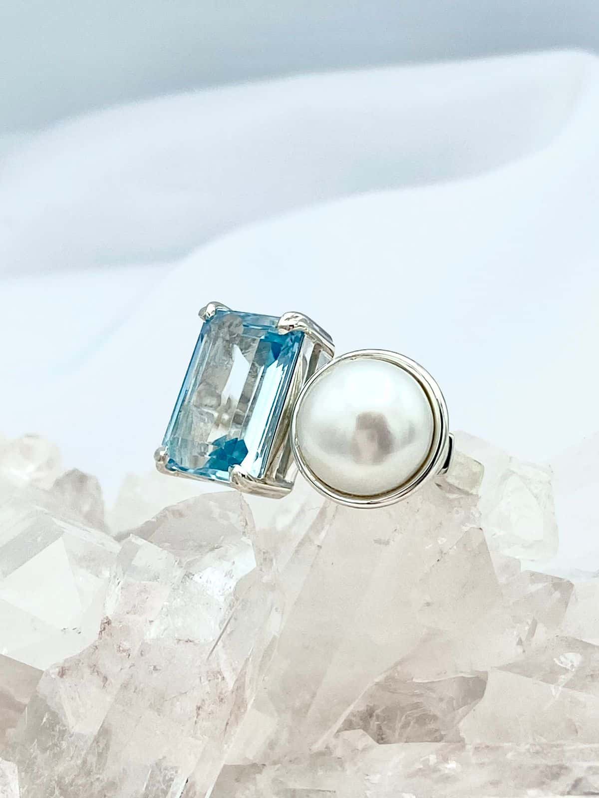 Anillo doble Topacio Azul rectangular y Perla Colección Armonía Dual Cielo