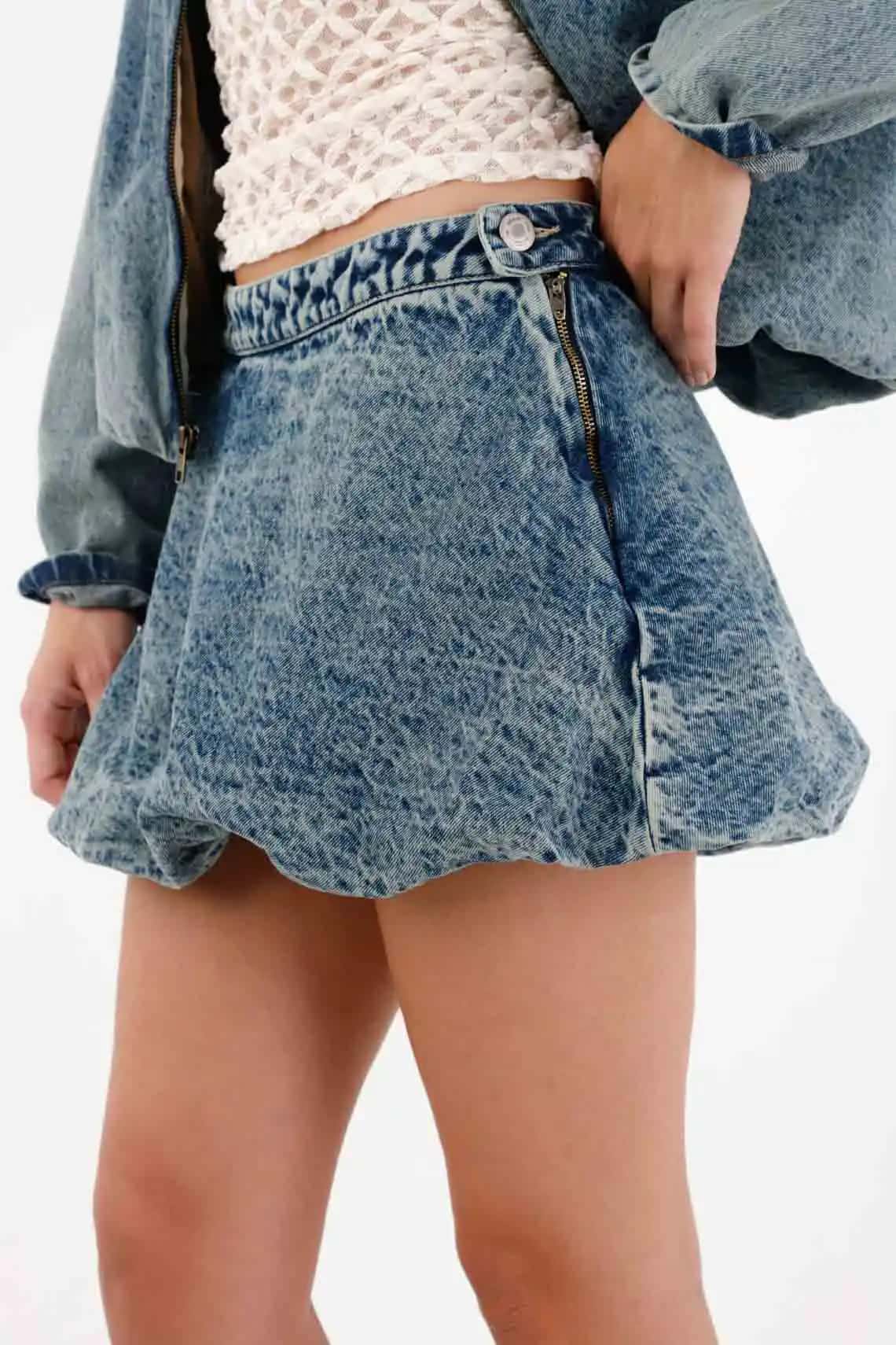 Falda corta en denim azul para mujer