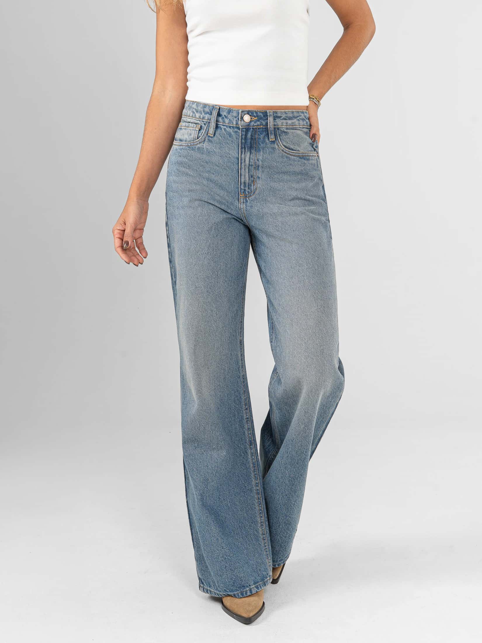 Ref: 066429 Jean mom flare, rígido, tiro alto, tono azul medio