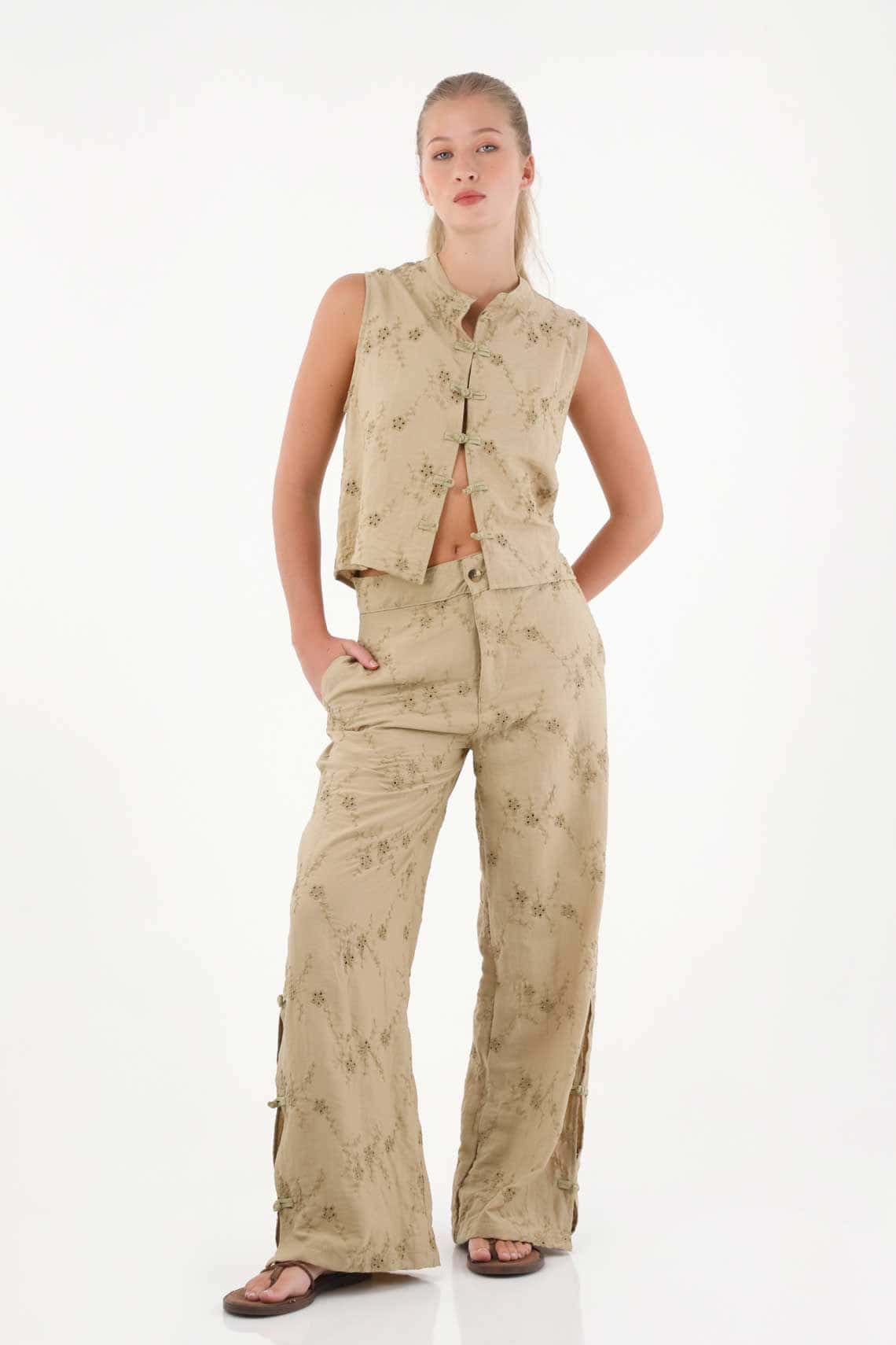 Chaleco para mujer en caqui con cuello recto