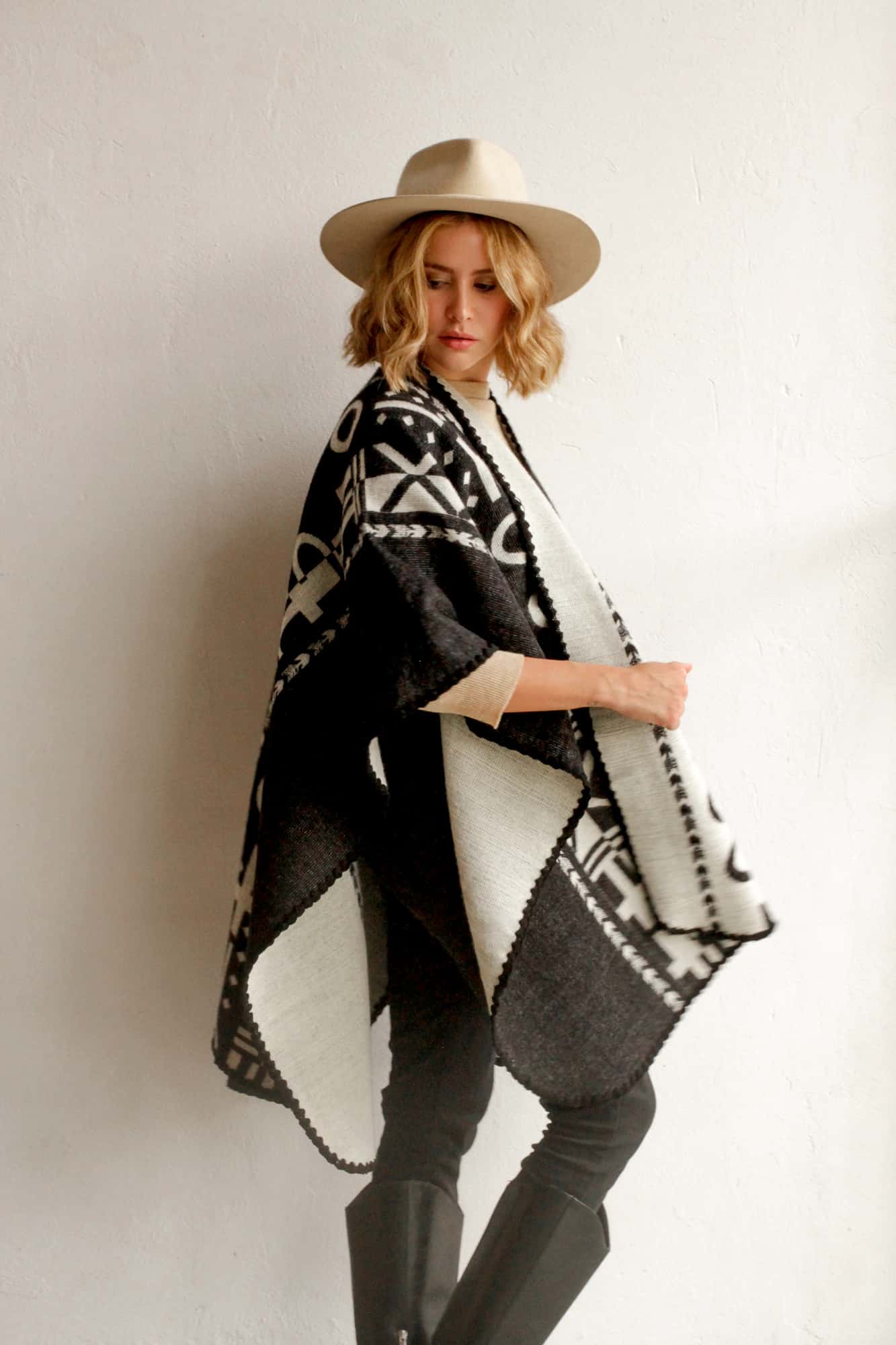 Poncho XO - Negro y blanco. - miniatura 6