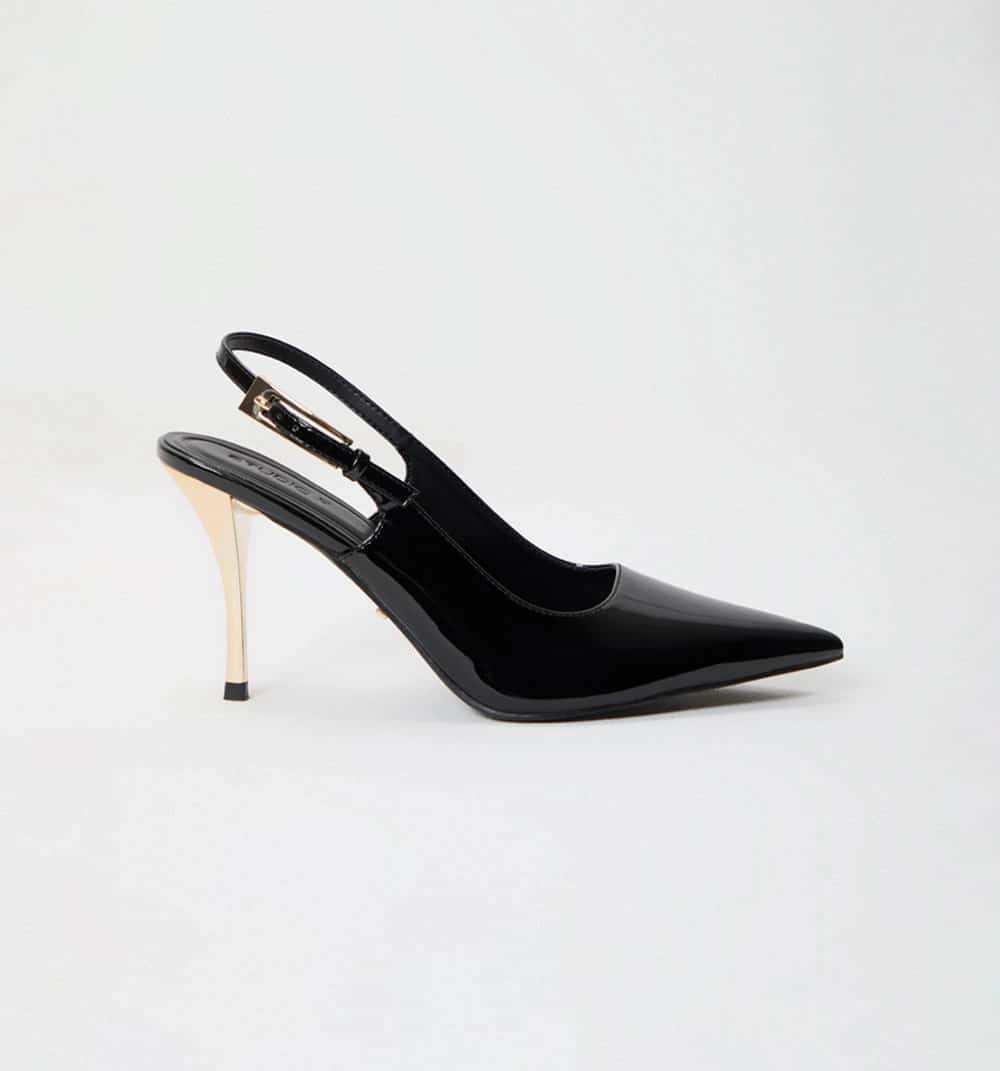 Zapato cerrado con hebilla