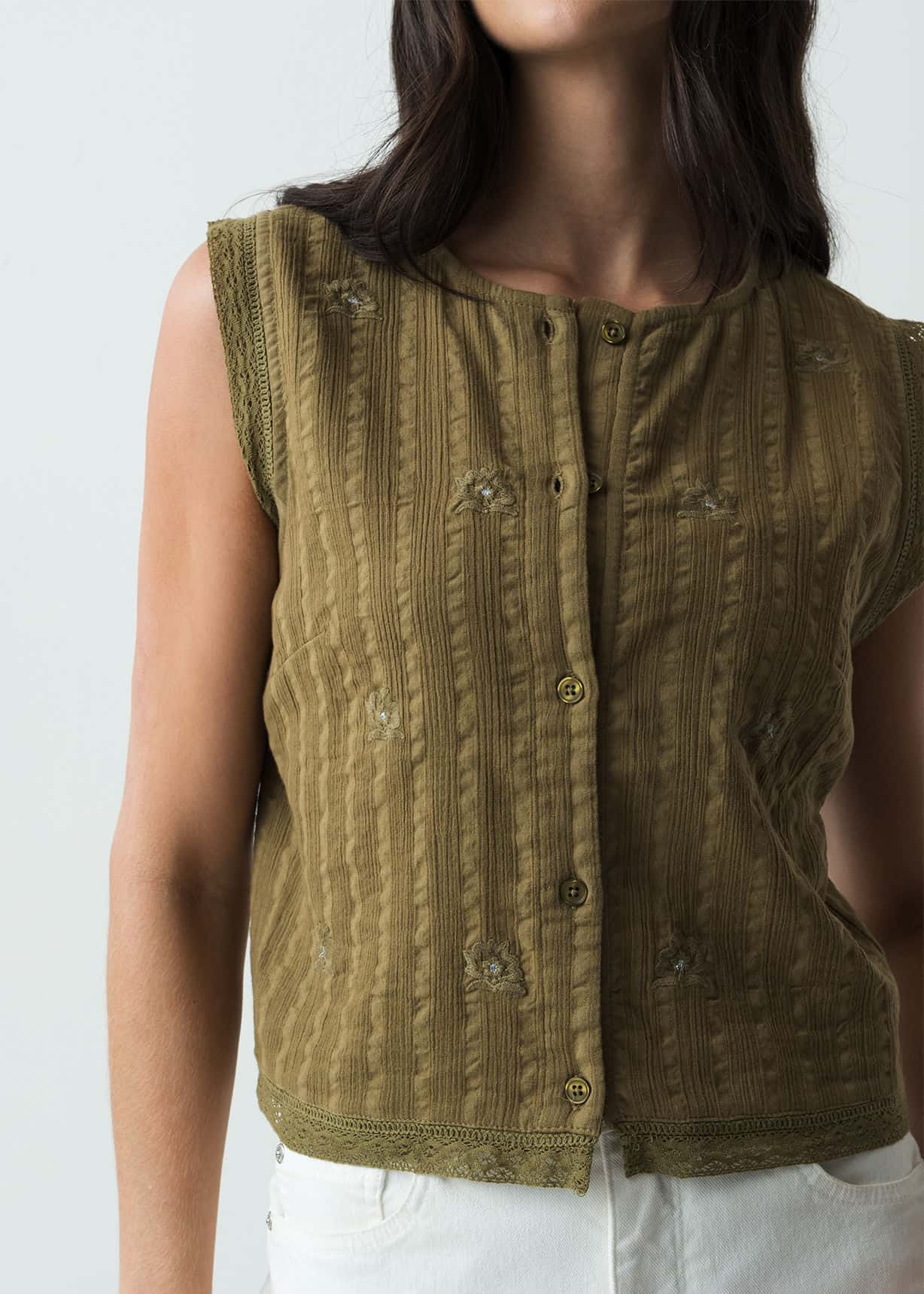 Camisa manga sisa con detalles desagujados