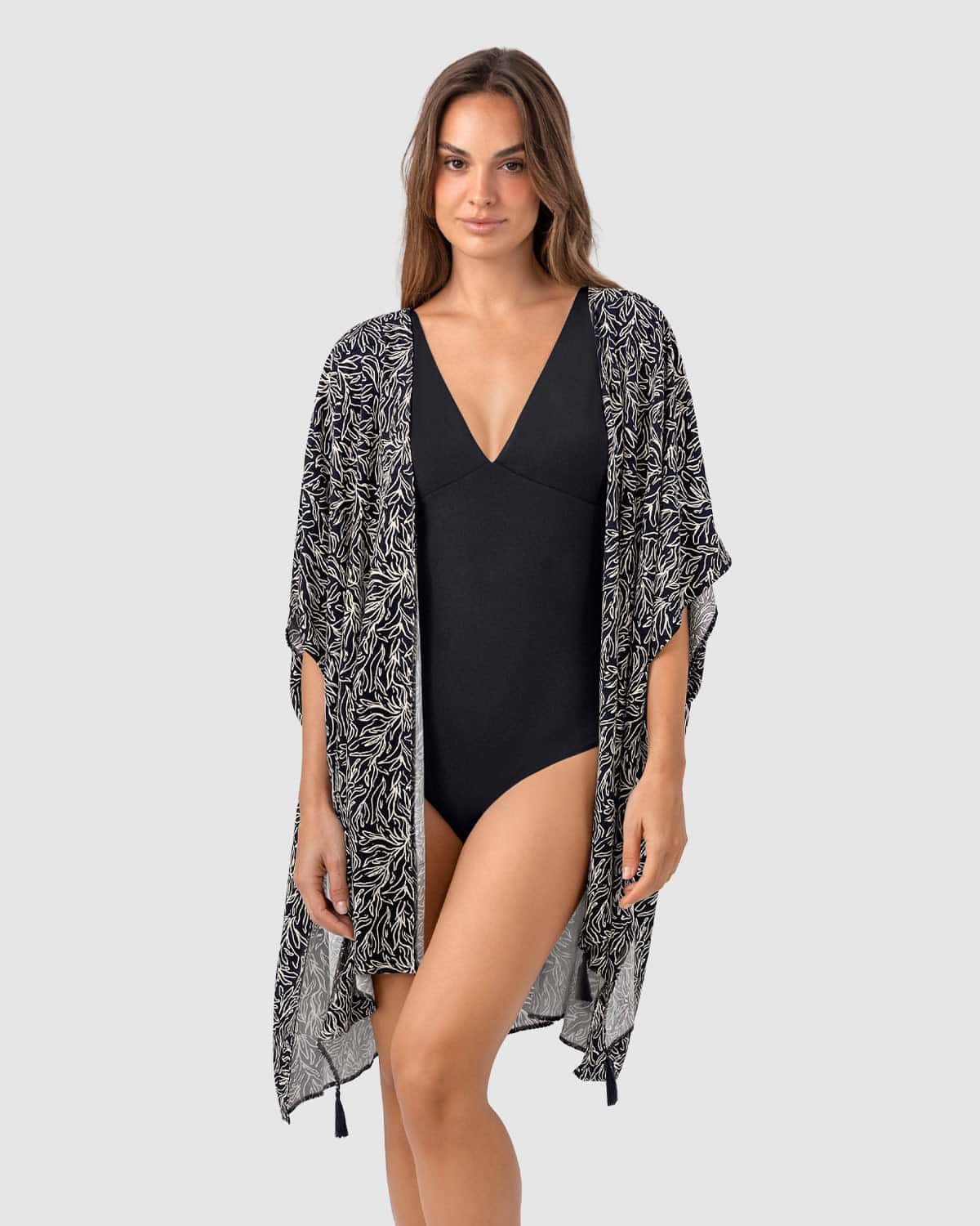 Salida de baño tipo kimono con borlas decorativas