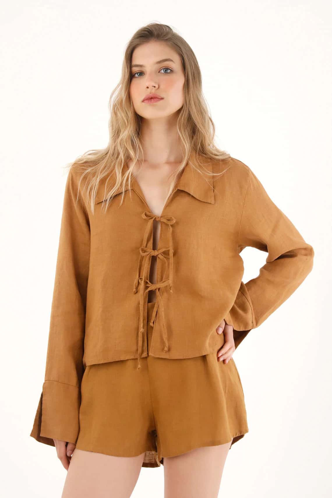 Camisa en 100% lino con tiras que anudan en frente café para mujer