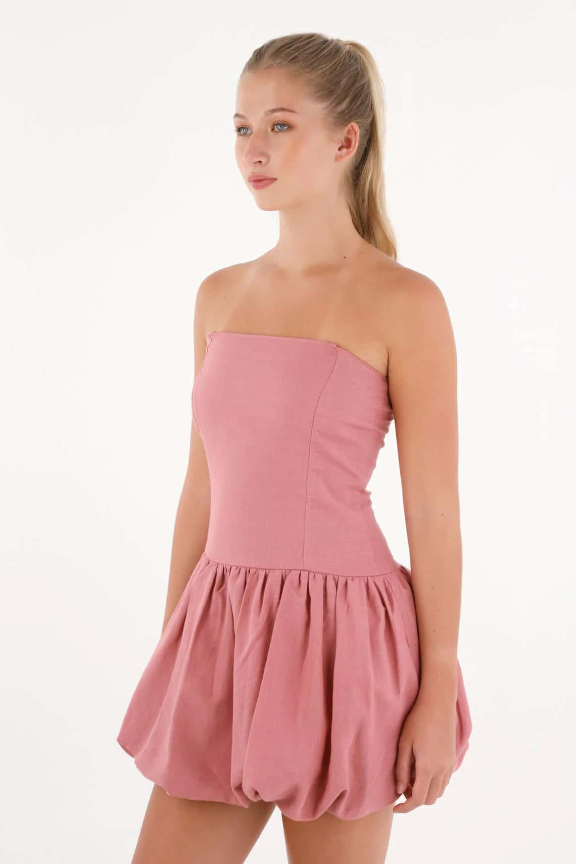 Vestido corto strapless rosado para mujer
