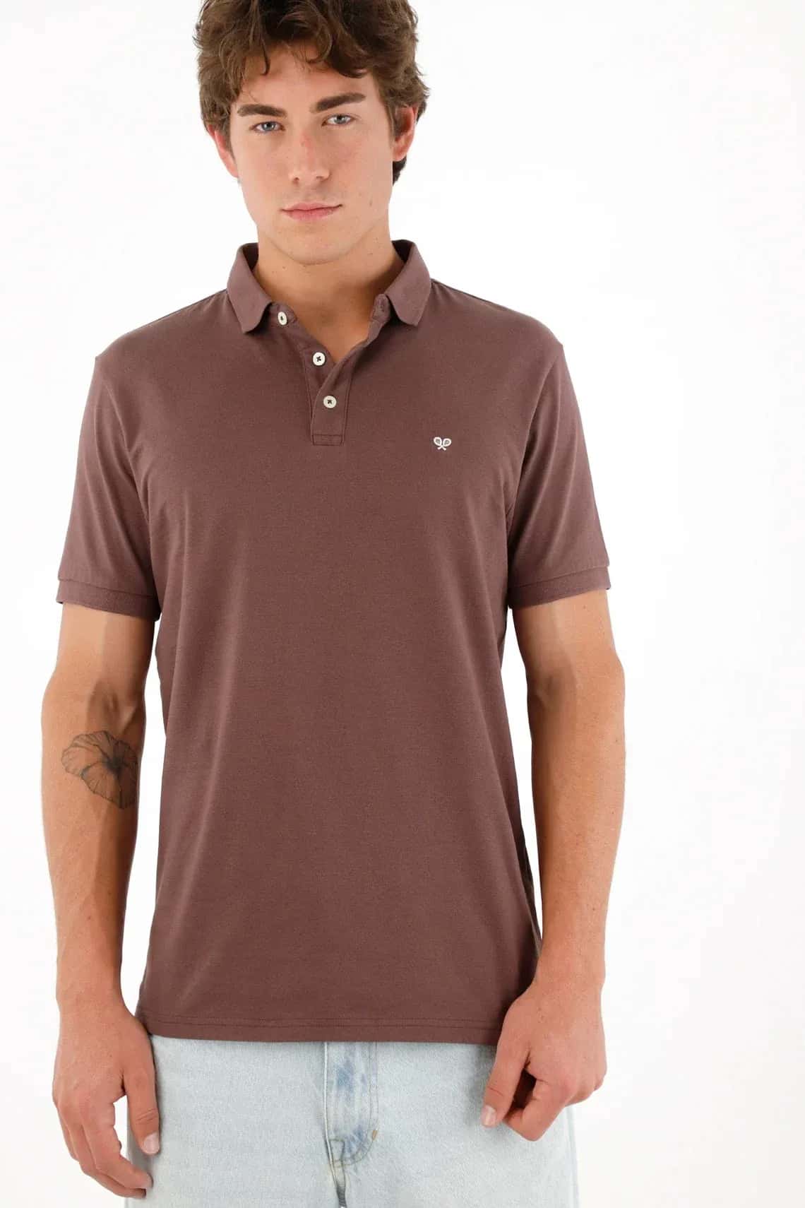 Polo con mini raqueta café para hombre