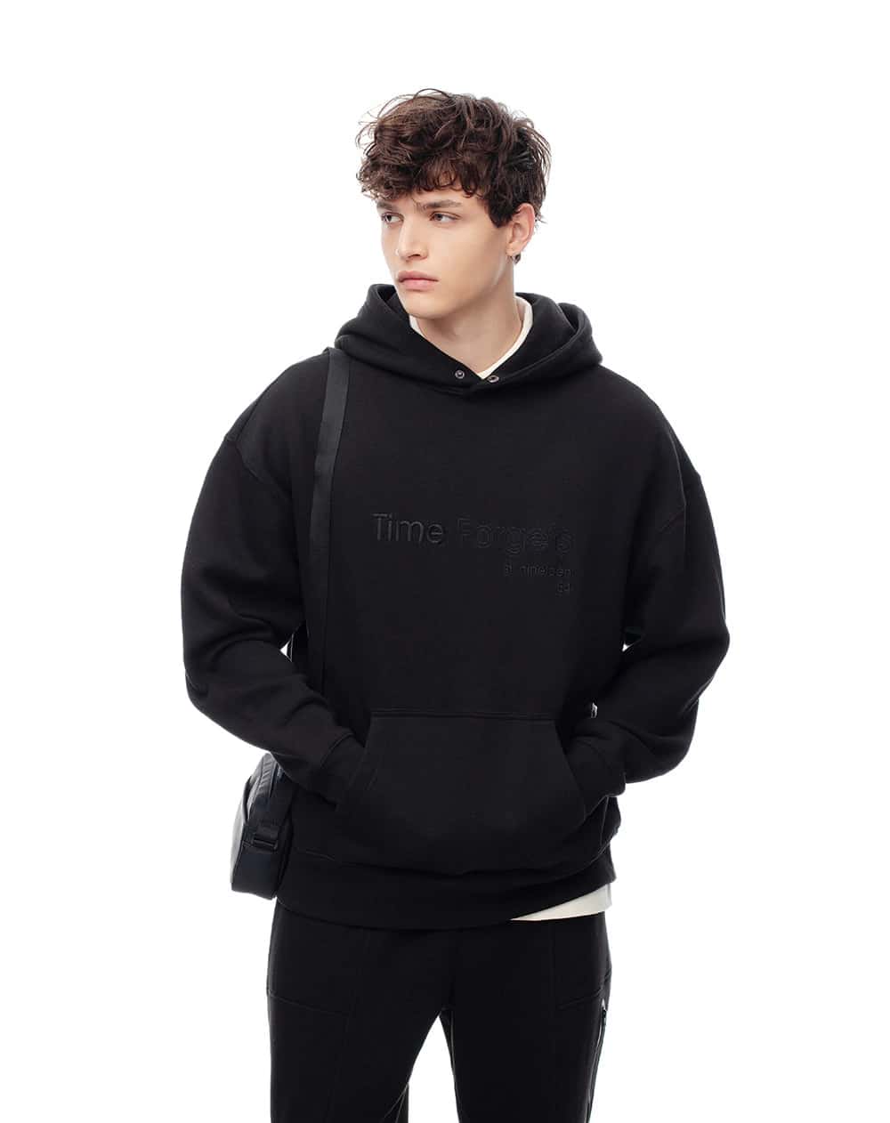 Buzo tipo hoddie negro hombre