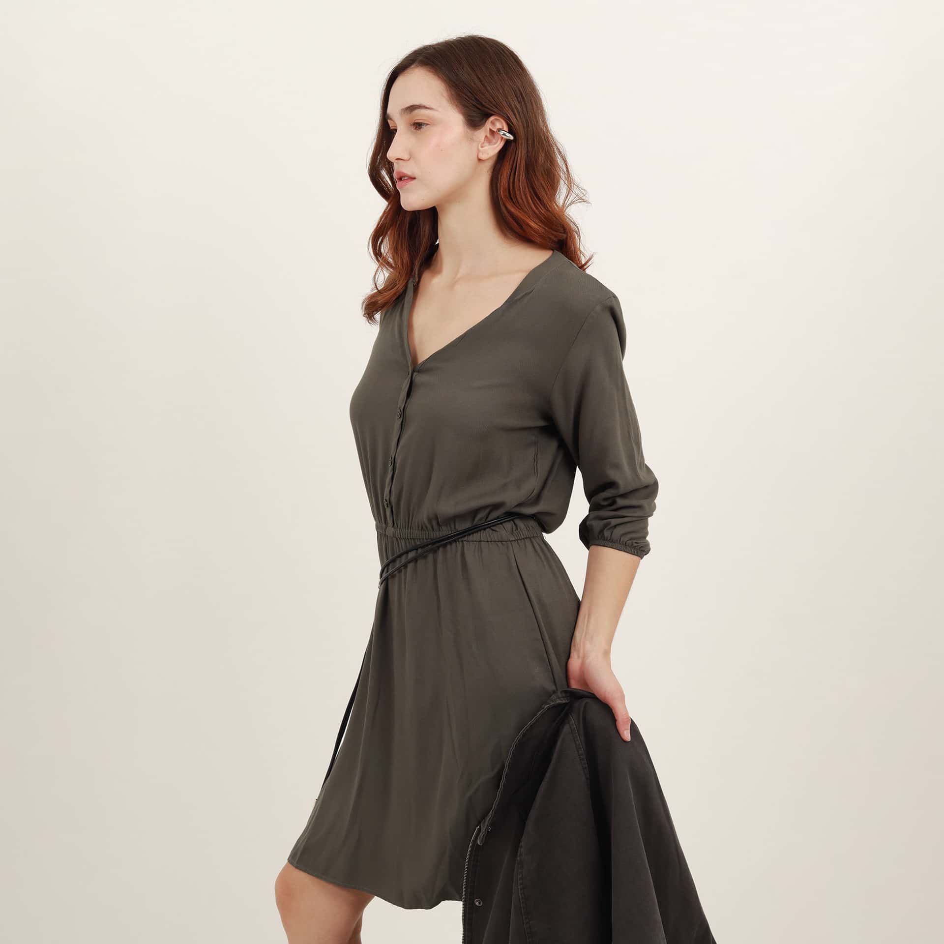 Vestido safary midi cuello nerú con ajuste en cintura - miniatura 7