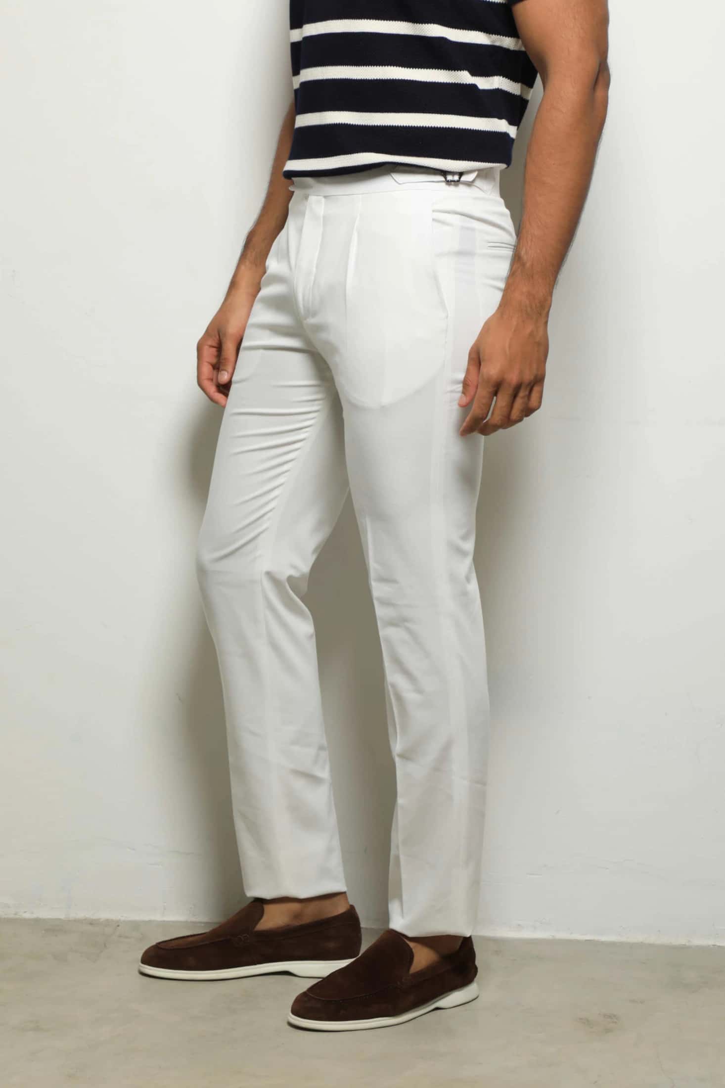 Pantalón Casual Blanco - Detalle de hebilla en la cintura