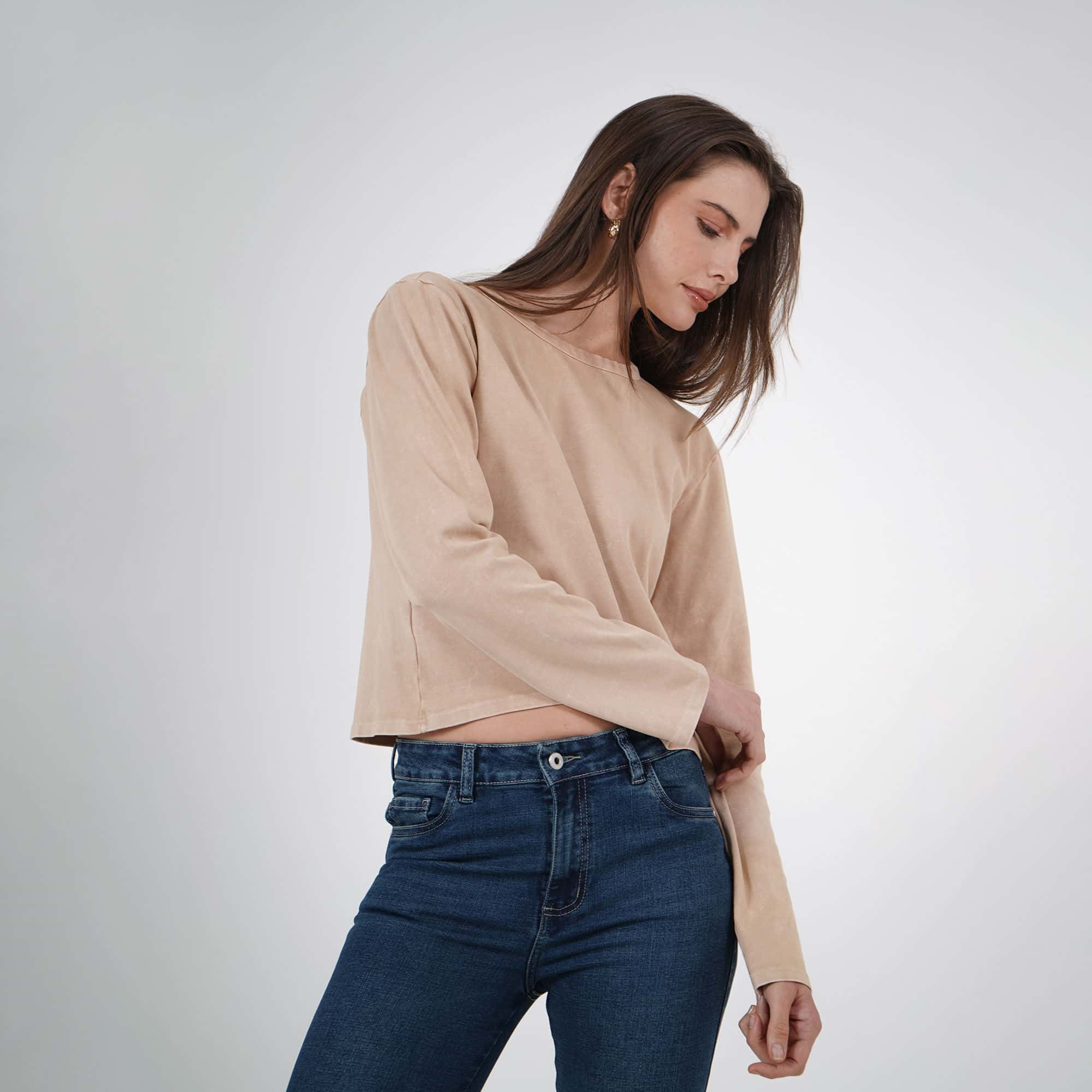 Camiseta crop cuello redondo manga larga y pinzas