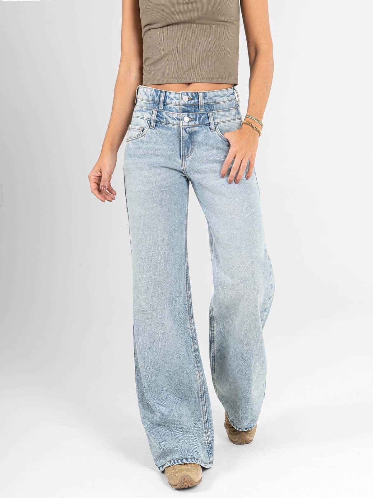 Ref: 066503 Jean mom flare, rígido, detalle en pretina, tono azul medio
