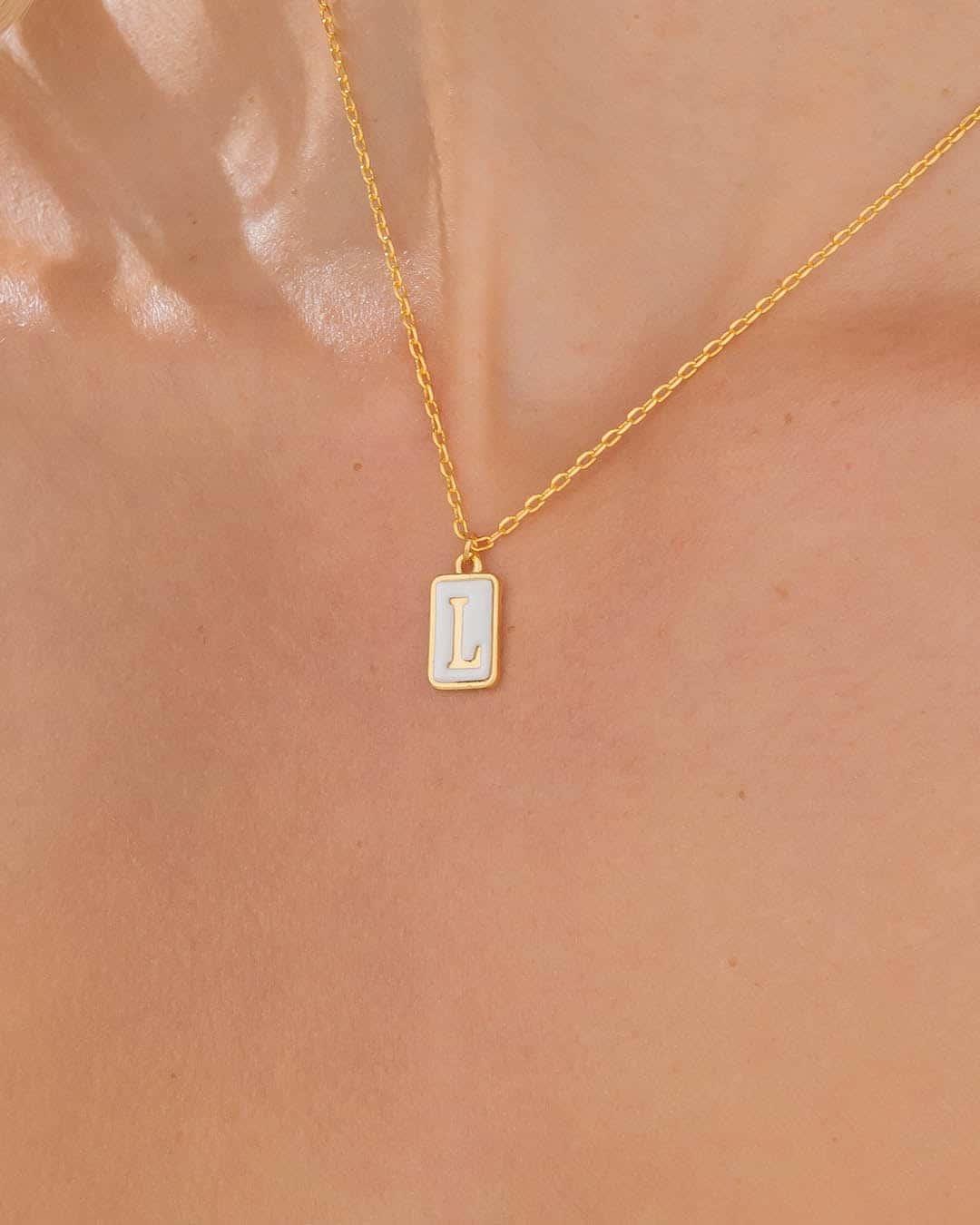 Collar letra L