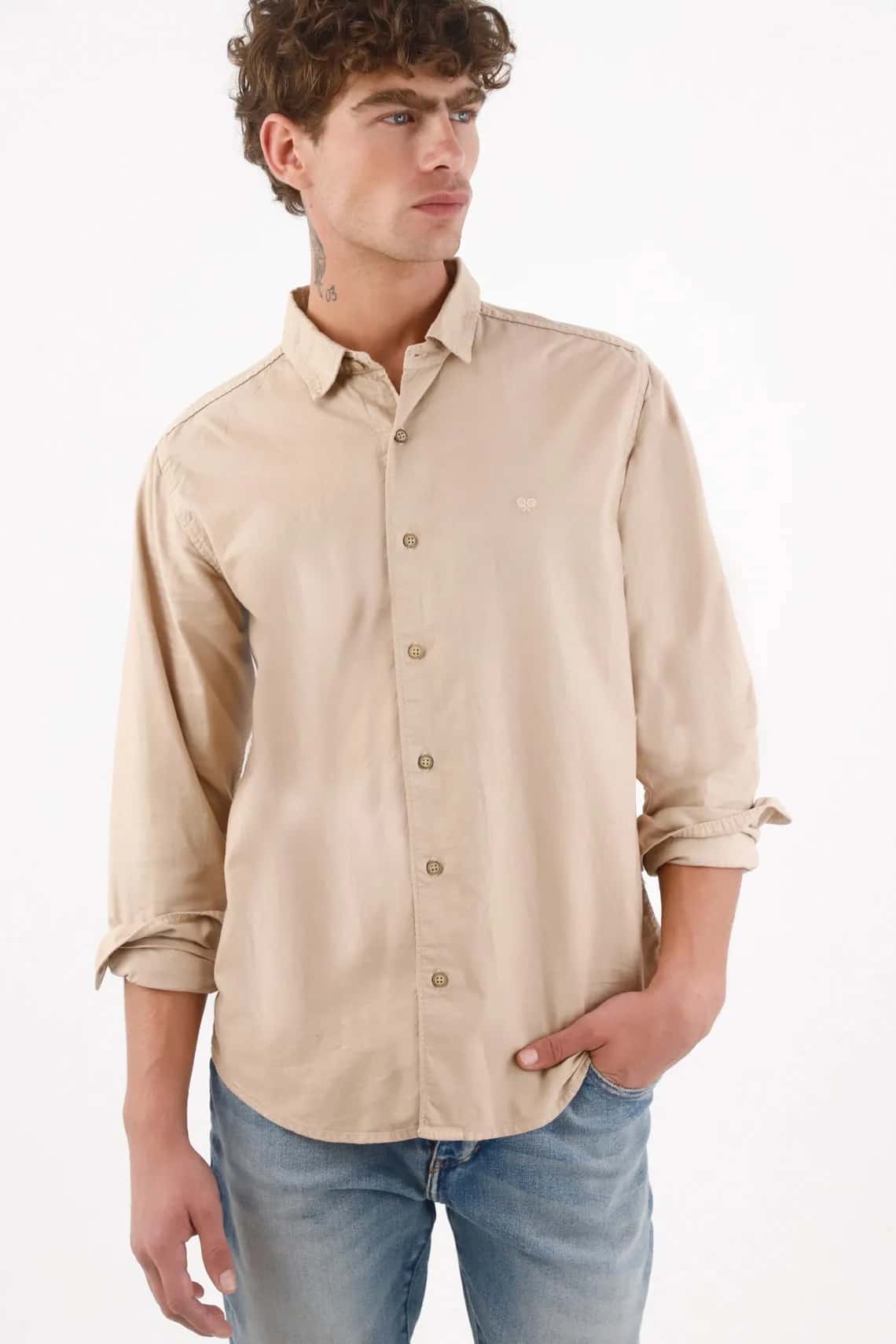 Camisa para hombre de algodón arena fit clásico con logo bordado