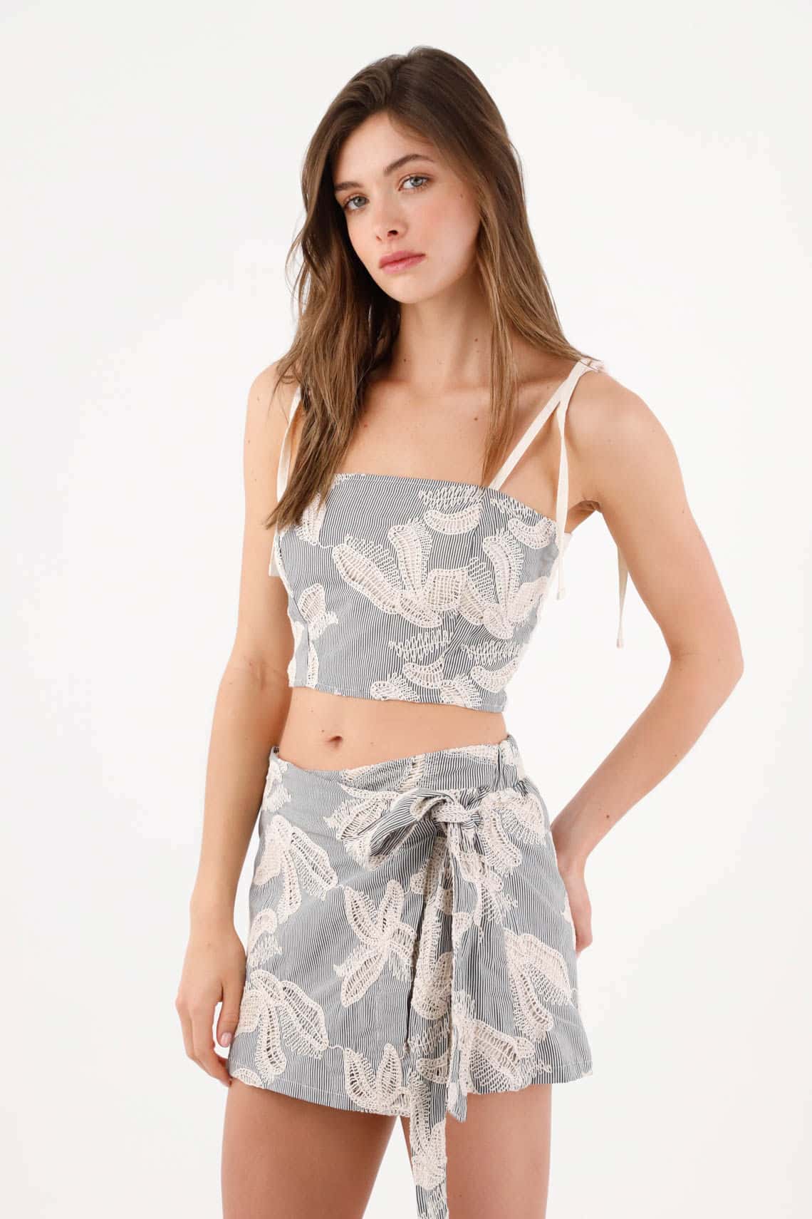 Falda mini con lazo frontal tipo pareo en algodón gris para mujer