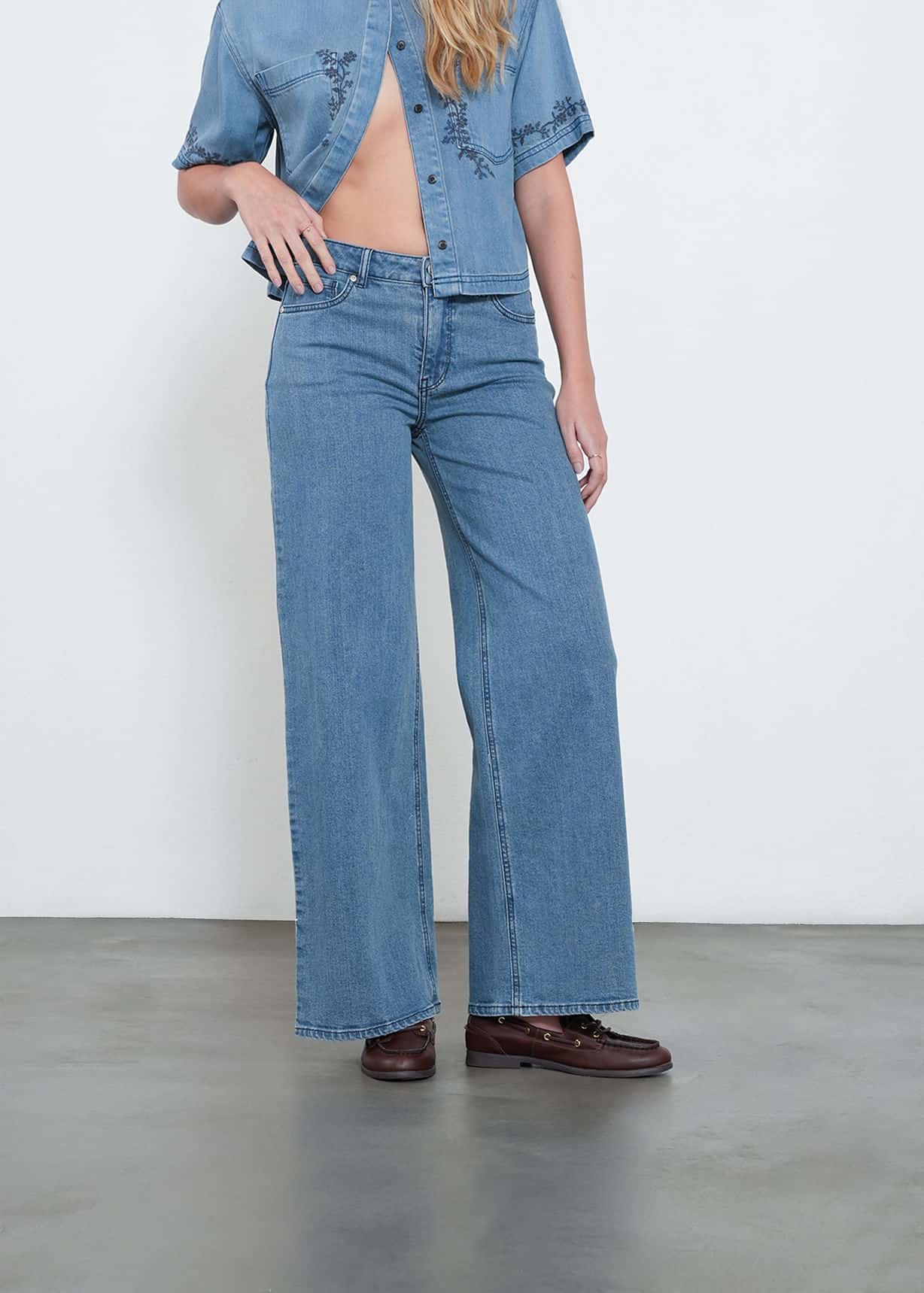 Jean Wide Leg con bordado en bolsillo
